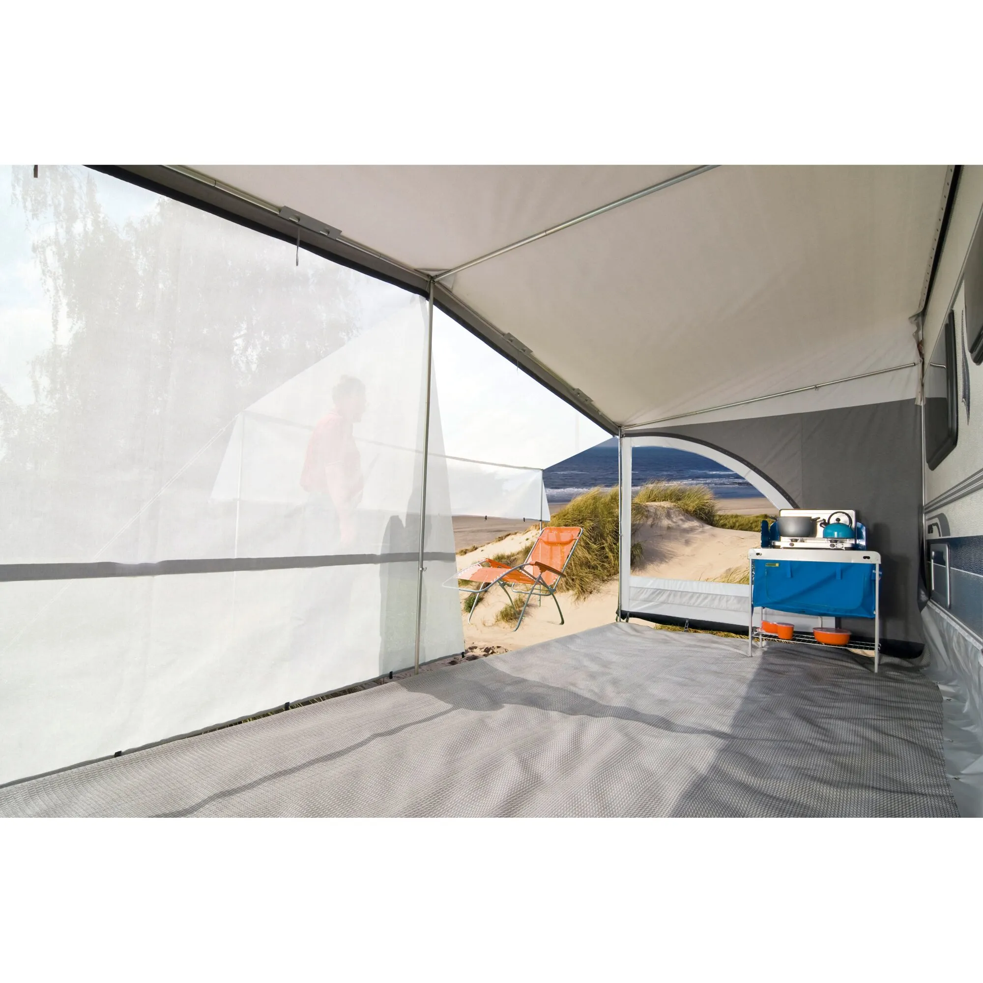 Helles Sun-Tarp für Bermuda mit überdachter Sitzfläche, Sichtschutzwänden, Campingstühlen und Kochzeile am Strand