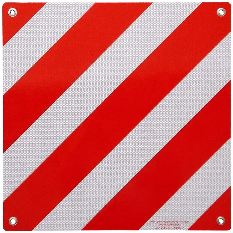 Quadratische Alu-Warntafel mit diagonalen roten Streifen auf hellem reflektierenden Hintergrund, je eine Bohrung in jeder Ecke zur Befestigung