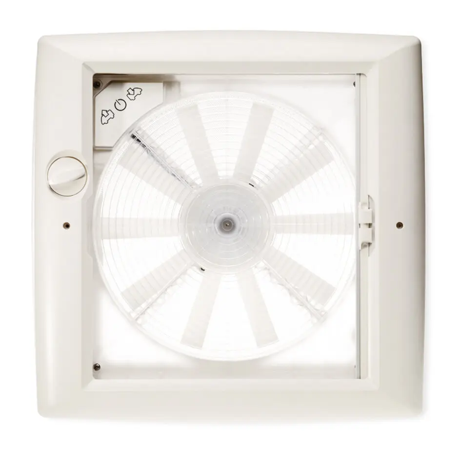 Weißer Dachhauben-Ventilator mit rundem Lüfterrad hinter quadratischem Gehäuse, seitlich Drehknopf und Bedienelementen mit Symbolen