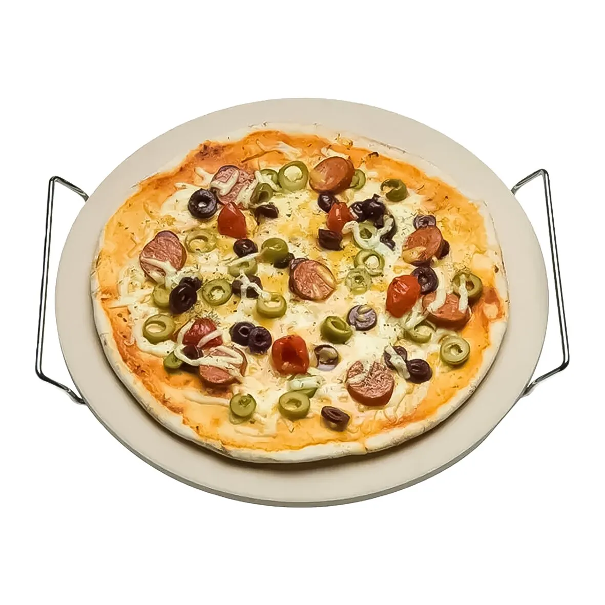 Runder Pizzastein mit Metallhalter, darauf eine belegte Pizza mit Oliven, Paprika, Tomaten, Pilzen und Salami