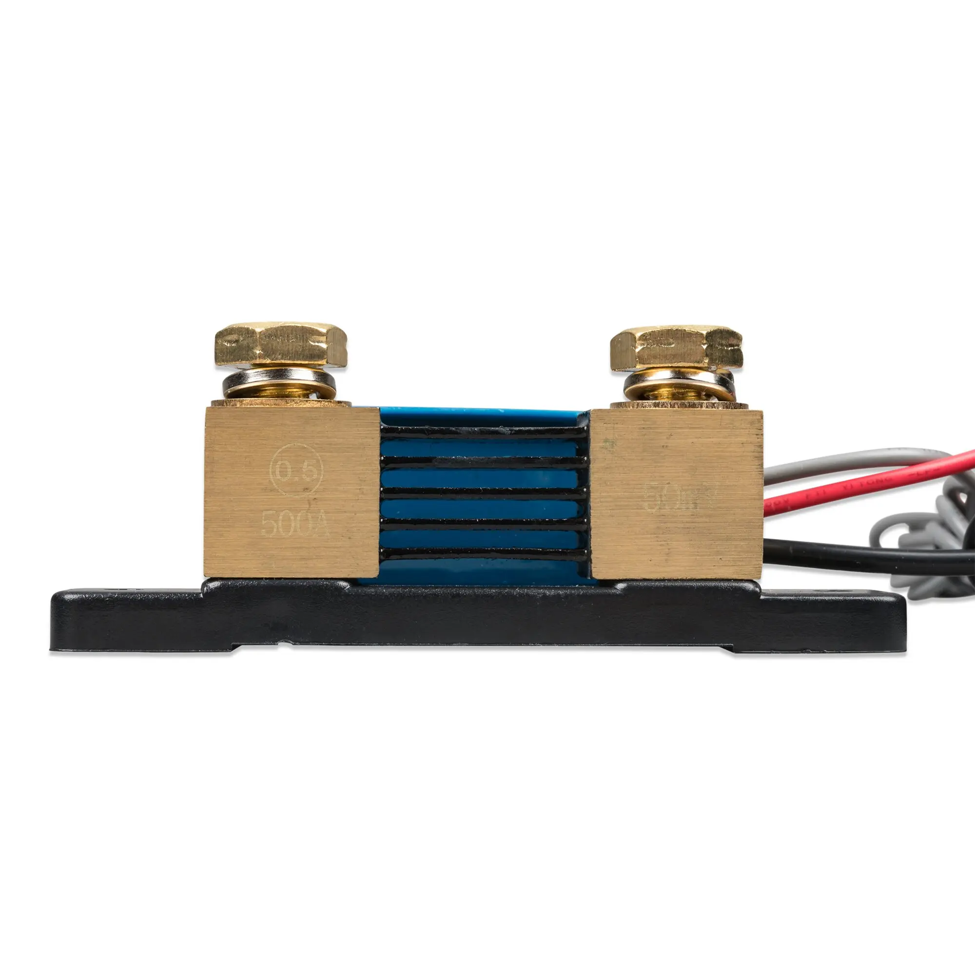 Nahaufnahme eines Batteriewächter-Shunts: zwei Kupferklemmen mit Muttern, blauer Block dazwischen, Kabel rechts, schwarzer Sockel