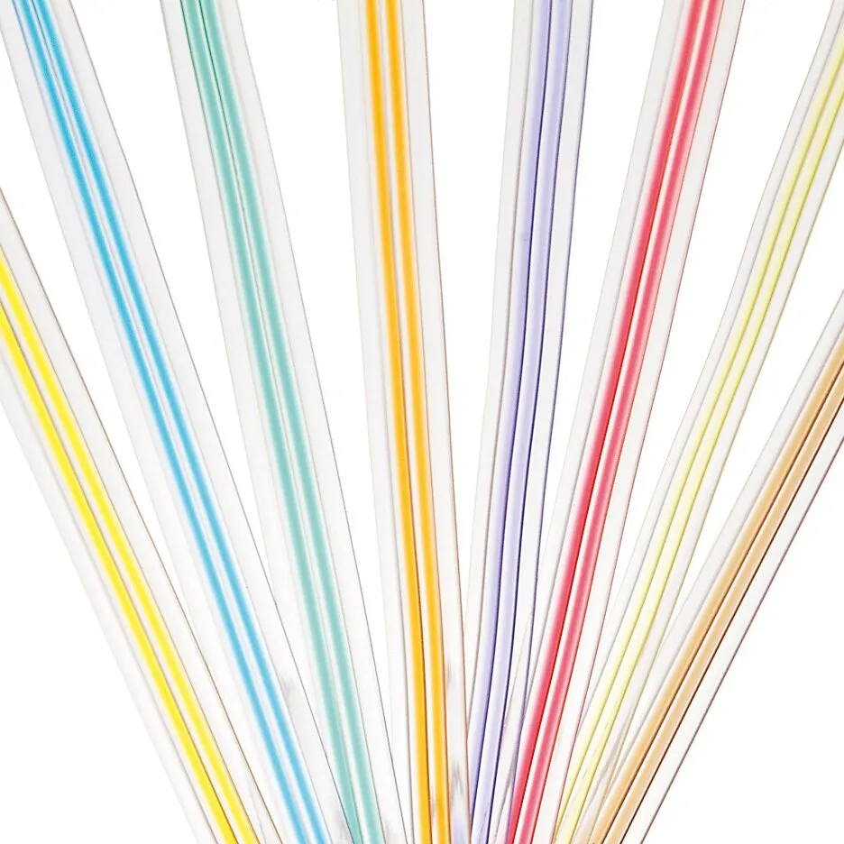 Nahaufnahme des bunten Türvorhangs Band Lux mit langen Kunststoffbändern in Gelb, Blau, Türkis, Orange, Lila, Rot und Beige