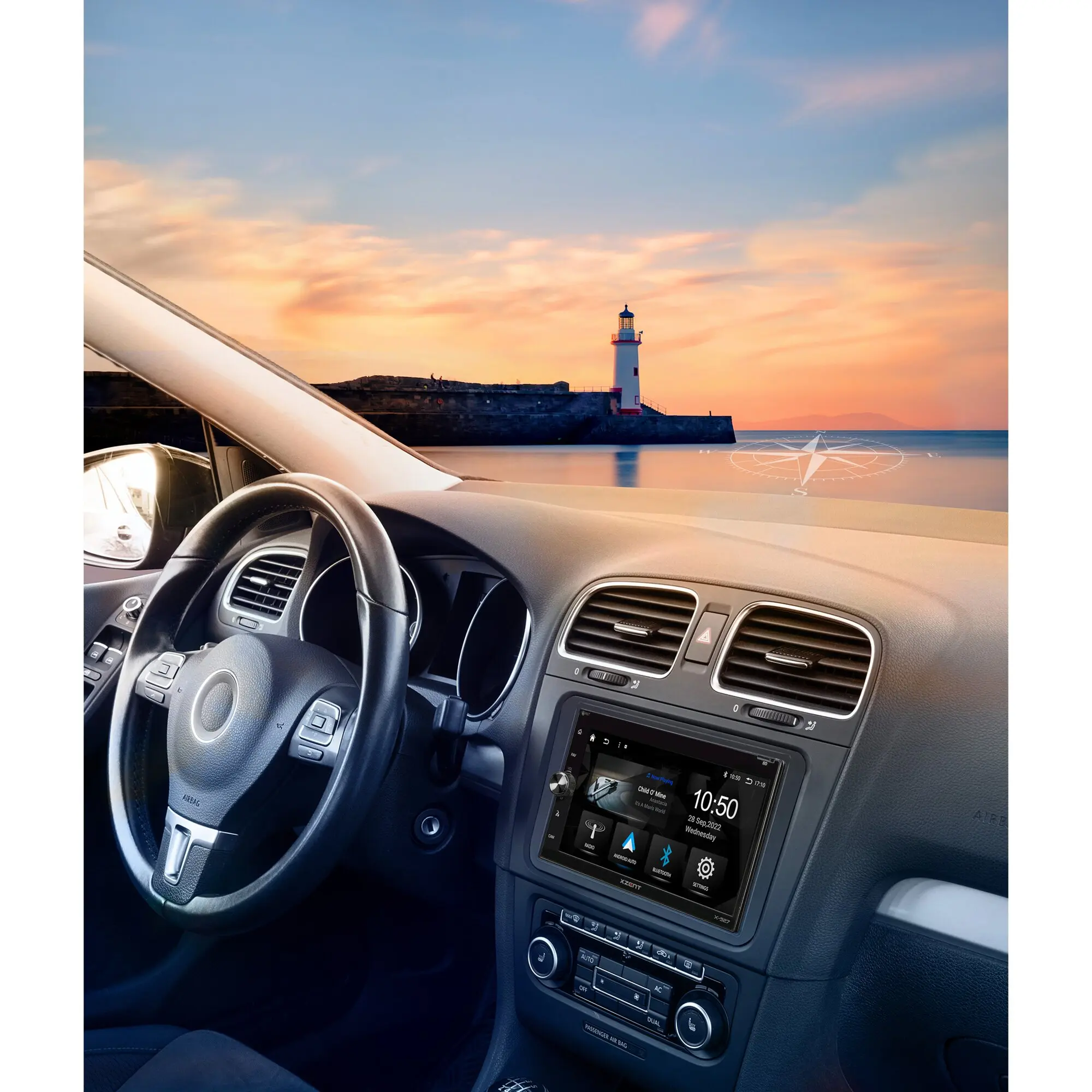 Innenansicht eines Autos mit Lenkrad, Armaturenbrett und Touchscreen, der XZENT X-527 zeigt, Blick auf Leuchtturm am Hafen bei Sonnenuntergang