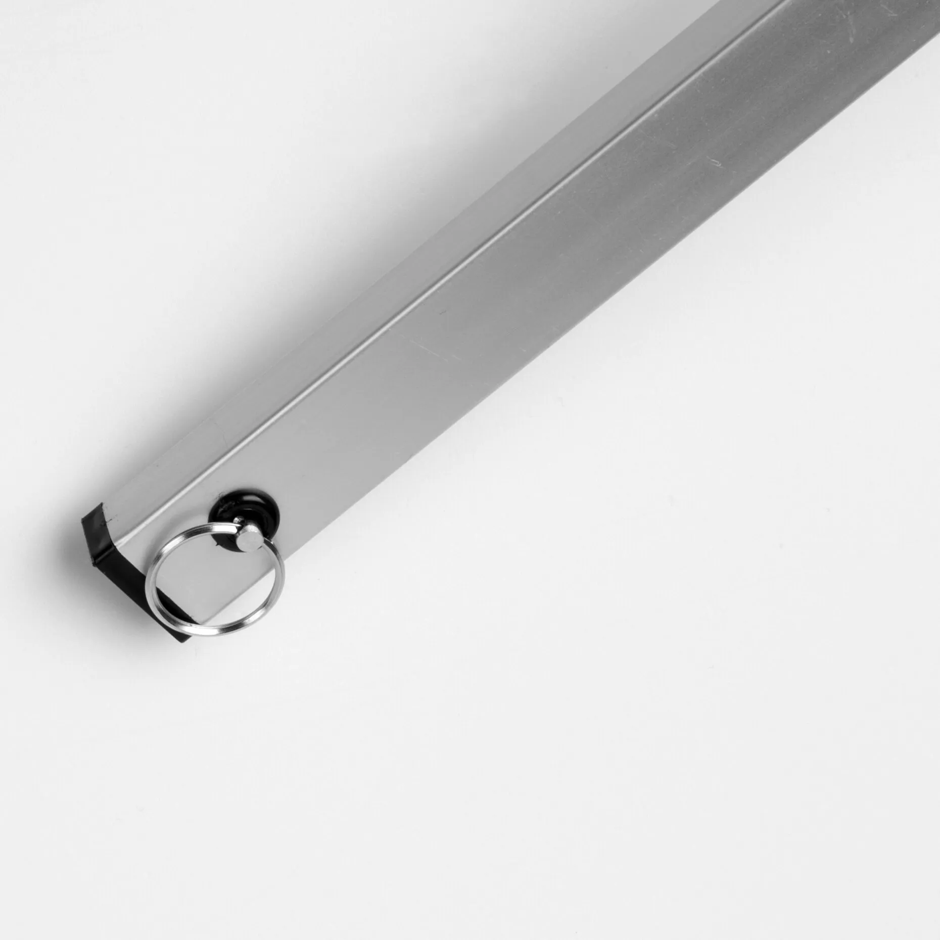 Detailaufnahme einer silbernen Metallstrebe der Wäschespinne mit schwarzem Endstück und rundem Metallring