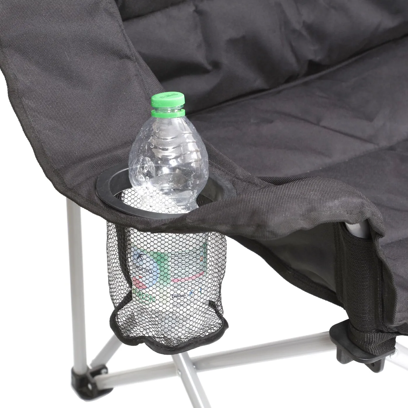 Detailaufnahme des dunkelgrauen Faltsofas Rendez-Vous mit Getränkehalter, Wasserflasche und seitlicher Netztasche am Gestell
