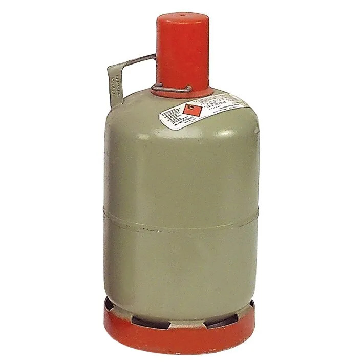 Graue 5-kg-Gasflasche aus Metall mit rotem Schutzkragen und roter Schutzkappe, freistehend in Frontalansicht