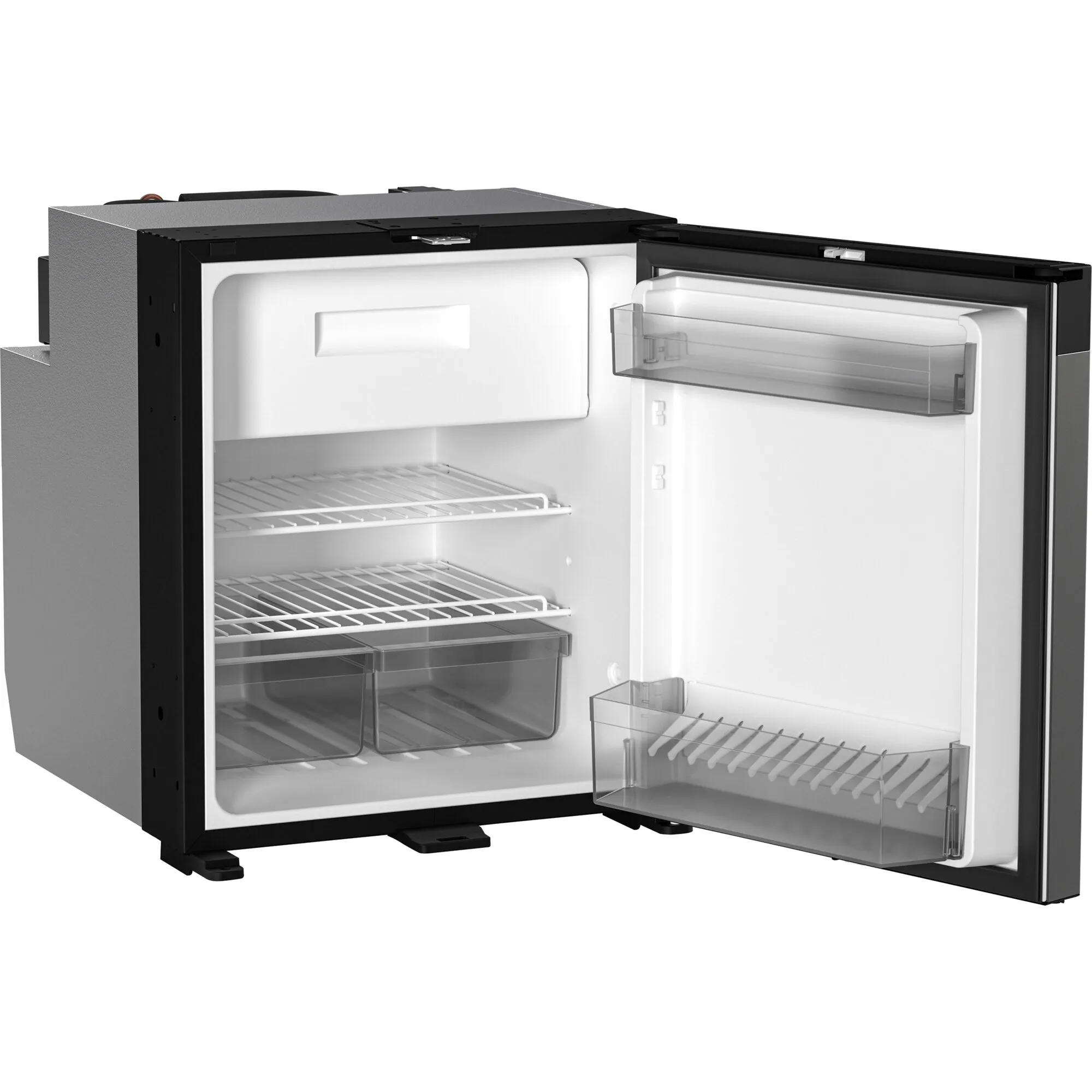 Geöffneter Dometic CoolMatic NRX 60C Kompressorkühlschrank mit 55 Litern, zwei Drahtablagen, Gemüsefächern und Türablagen