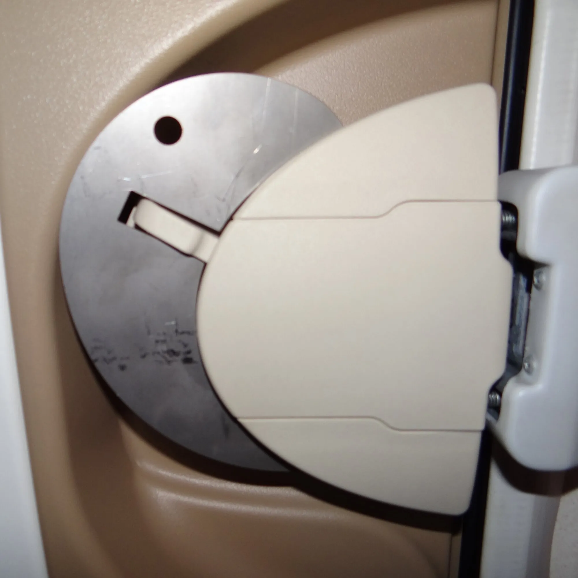 Türsicherung Elefant 3 in Beige an einer Tür montiert, mit rundem Metallschutzschild und seitlichem Verriegelungsmechanismus