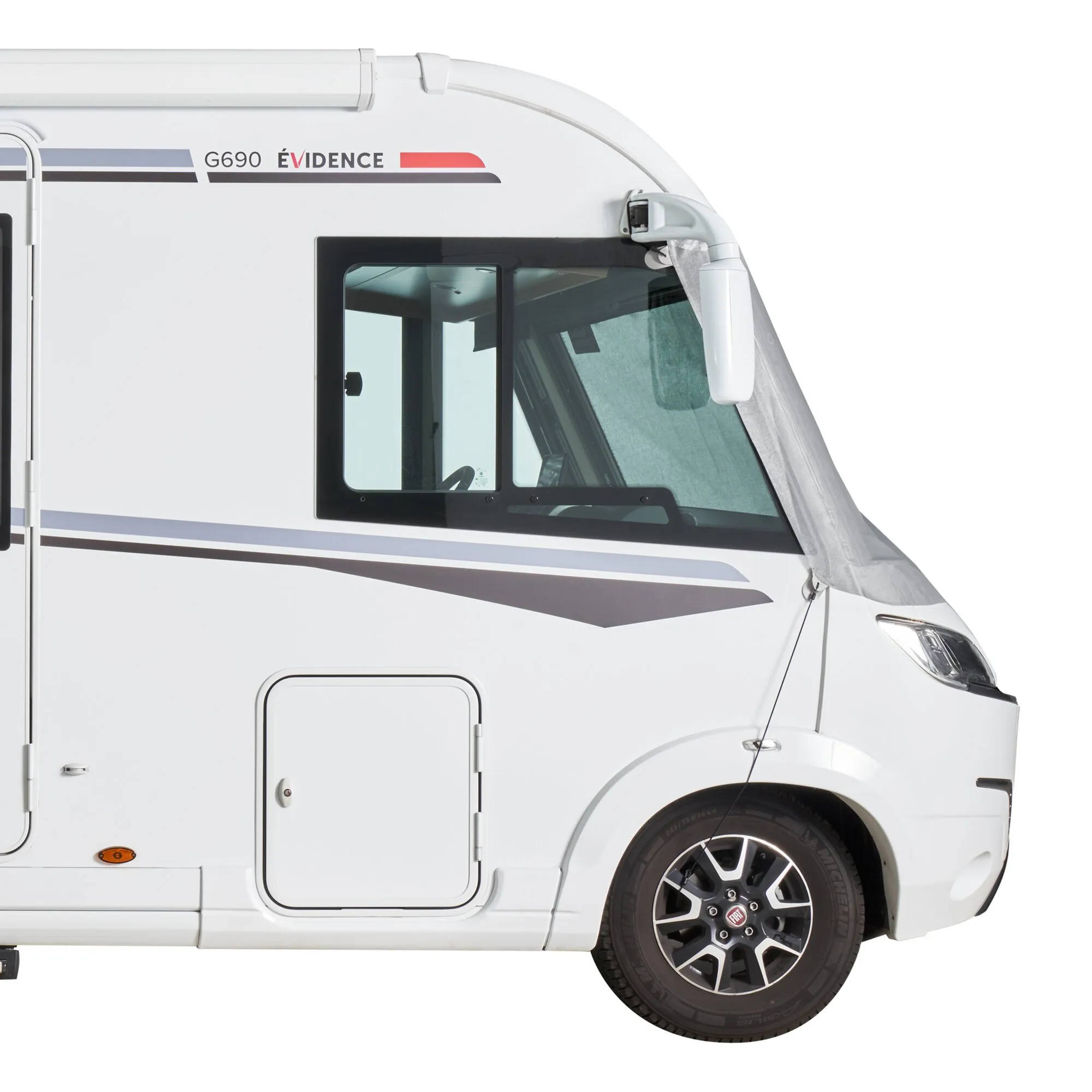 Weiße integrierte Reisemobil-Seitenansicht mit grauer Sonnenschutzmatte Screen über Frontscheibe und Seitenfenster