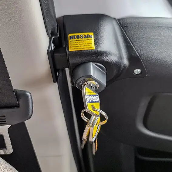 Innenansicht eines Fiat Ducato X290 Türrahmens mit installiertem HEOSafe Zusatzschloss Zylinderschloss mit Schlüssel und gelbem HEOSafe-Aufkleber