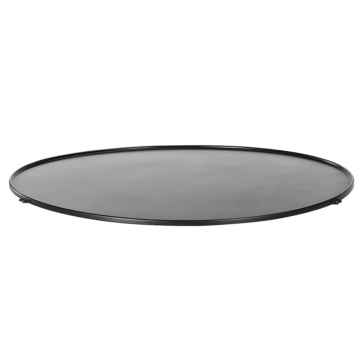 Party Grill 600 R, ovale schwarze Grillplatte aus Metall in schräger Seitenansicht mit erhöhtem Rand und Befestigungselementen