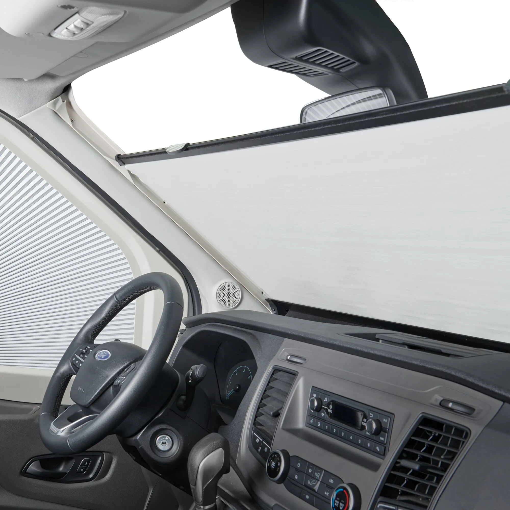 Innenansicht eines Ford Transit V363 mit montiertem hellem Verdunkelungssystem an der Frontscheibe