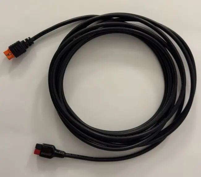 Adapterkabel Anderson zu XT60i, schwarzes Kabel aufgewickelt, Endstücke: orange Anderson-Stecker und XT60i-Stecker mit rotem Innenkontakt