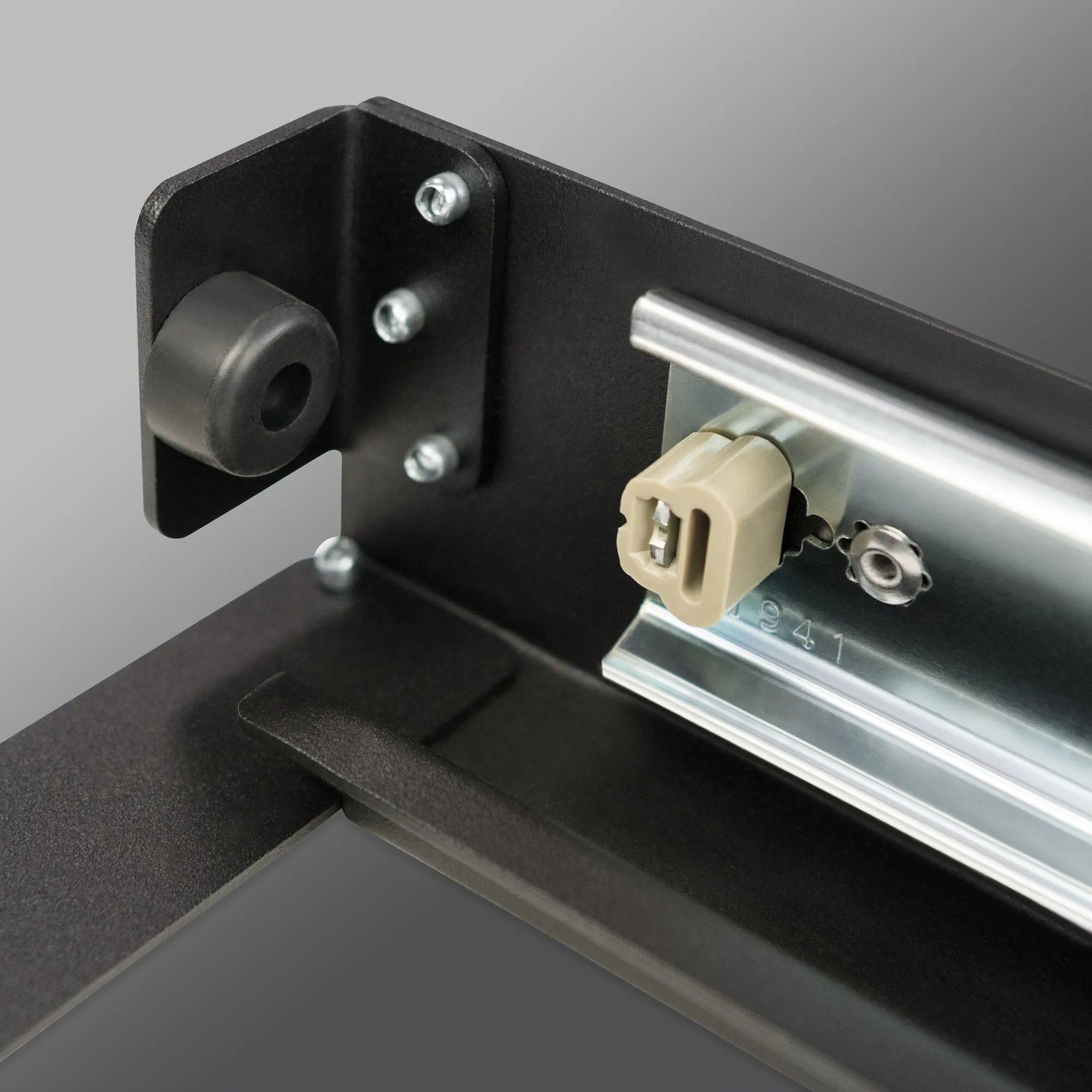 Detailansicht des schwarzen Auszugs für CoolFreeze CFX3 55/55IM mit silberner Führungsschiene und Verriegelung