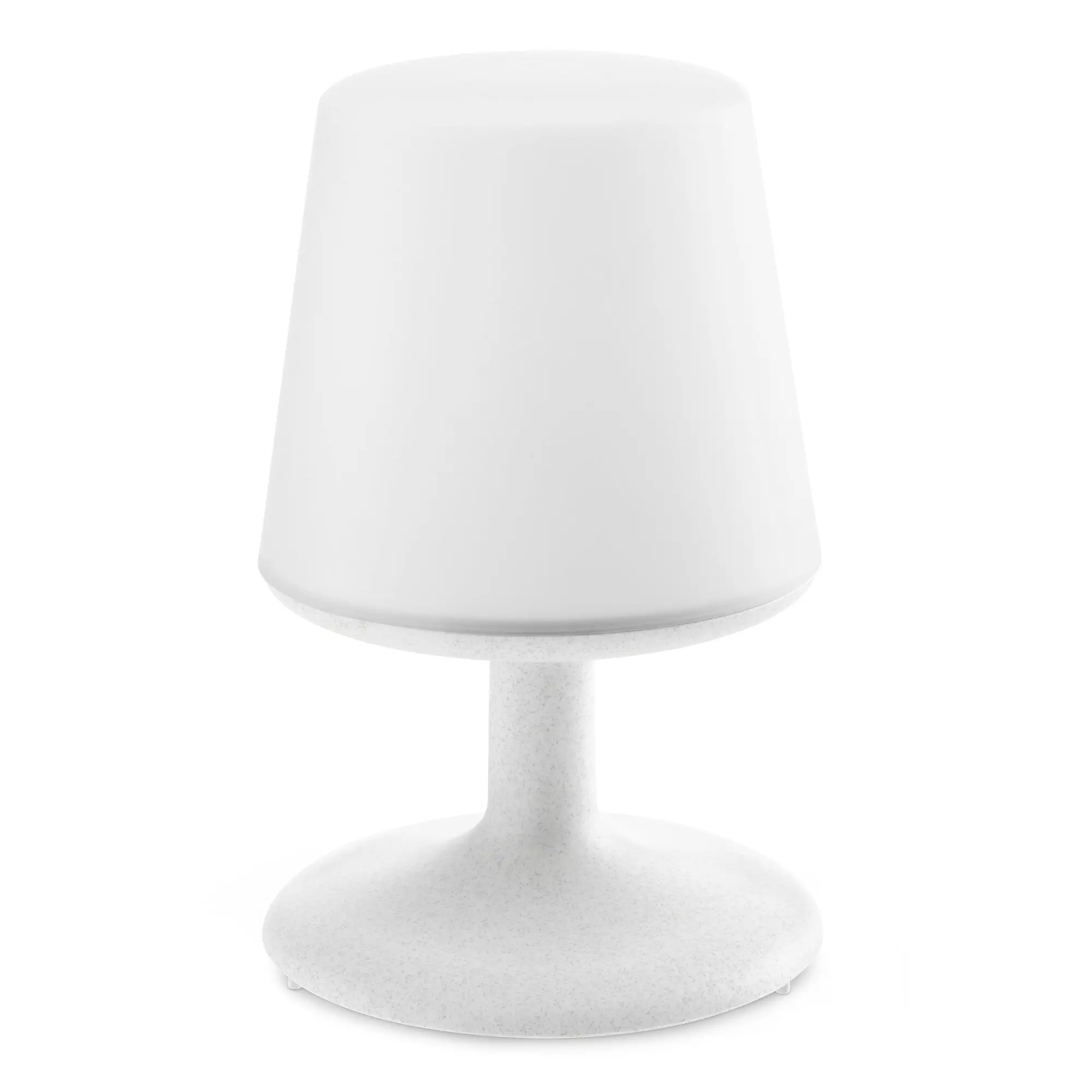 Nahaufnahme einer weißen Tischleuchte Light to Go mit konischem Lampenschirm, glatter Oberfläche und speckiger Basis samt Stiel