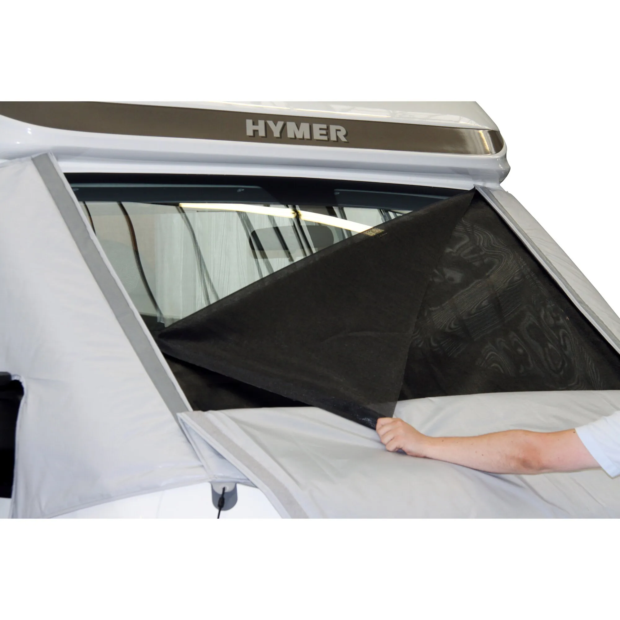 Schwarze Thermomatte LUX-DUO als Unterteil wird an der Heckscheibe eines Hymer-Wohnmobils angebracht
