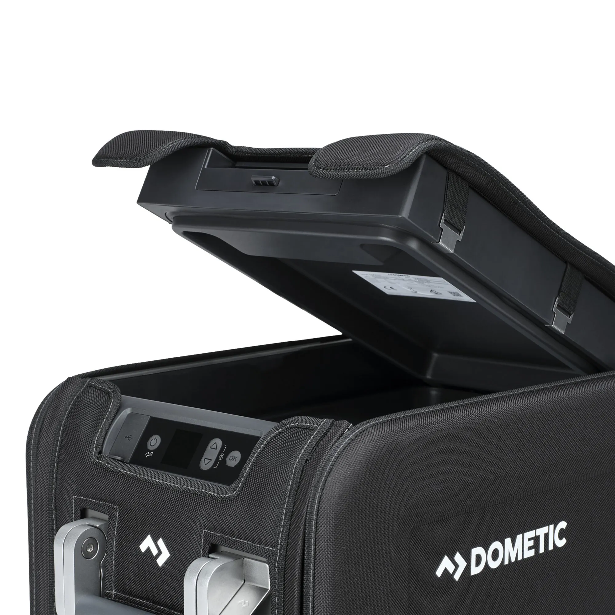 Schwarze Dometic-Schutzhülle für die CFX5 25 mit geöffnetem Deckel, Bedienfeldöffnung, Tragegriffen und Verschlüssen