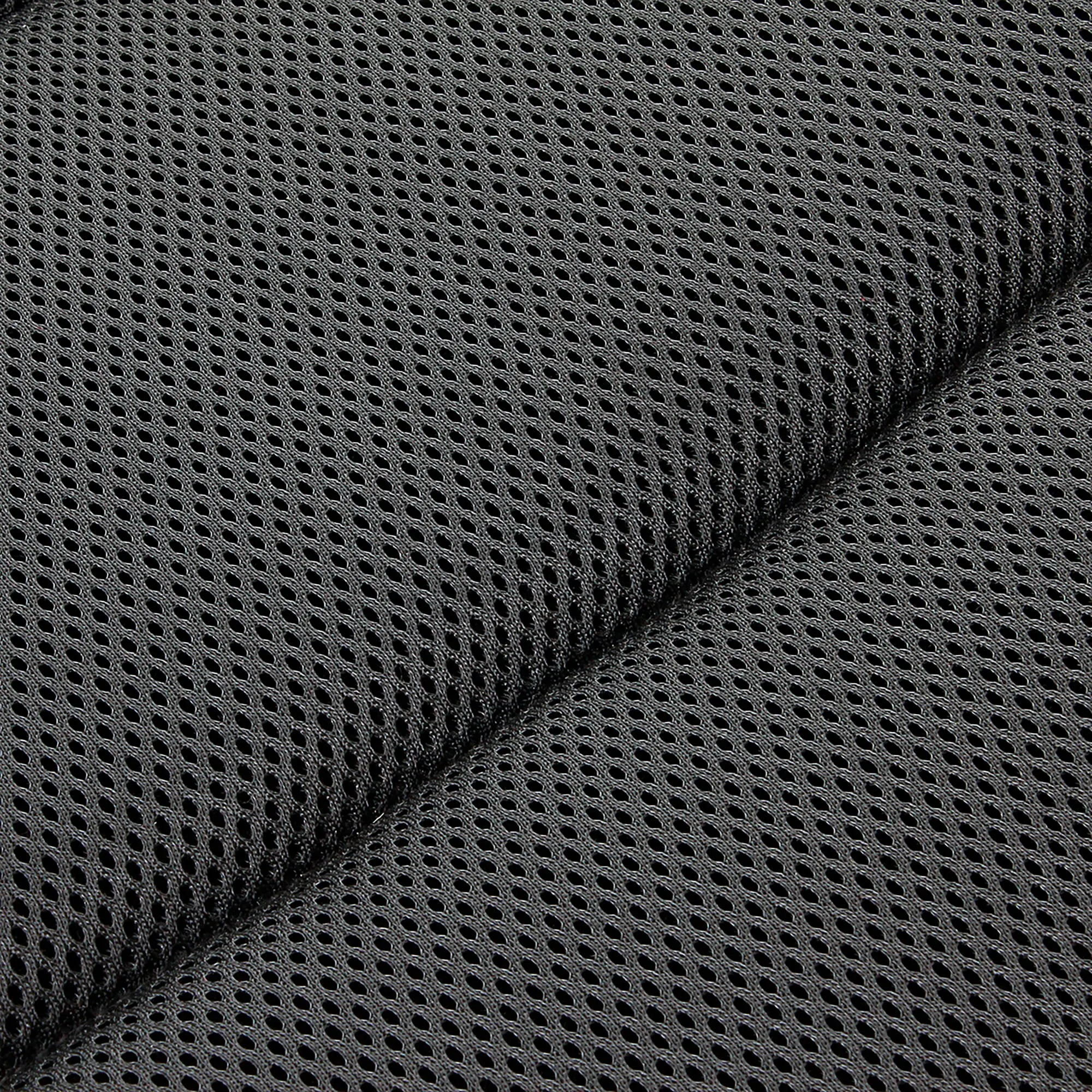 Detailaufnahme des schwarzen 3D-Mesh-Gewebes des Campingstuhls Aravel 3D L mit sichtbarer Nahtverbindung