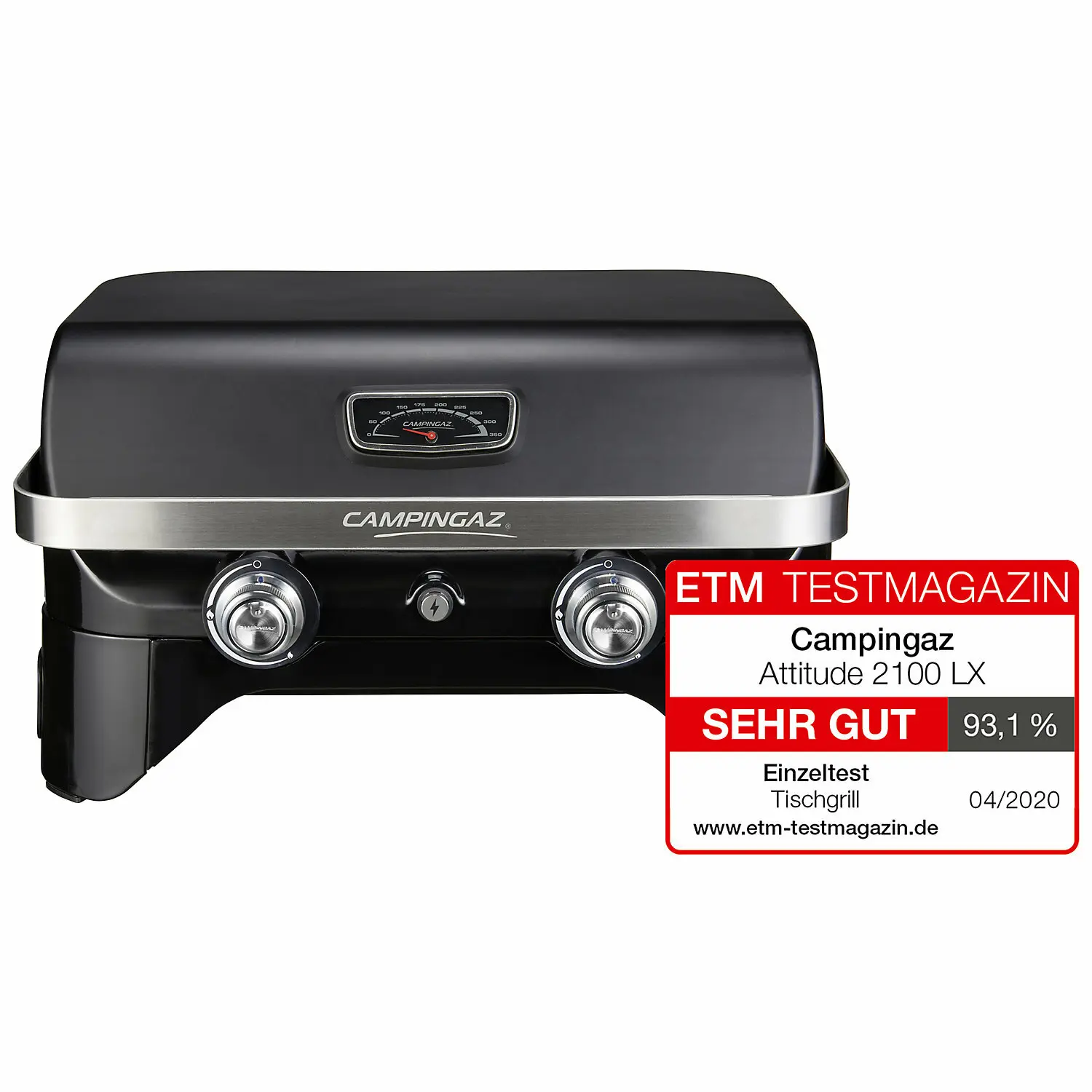 Schwarzer Tischgrill mit Thermometer auf der Haube, zwei Knöpfe vorne, silbernes Campingaz Logo-Band, rotes Testetikett mit Attitude 2100 LX