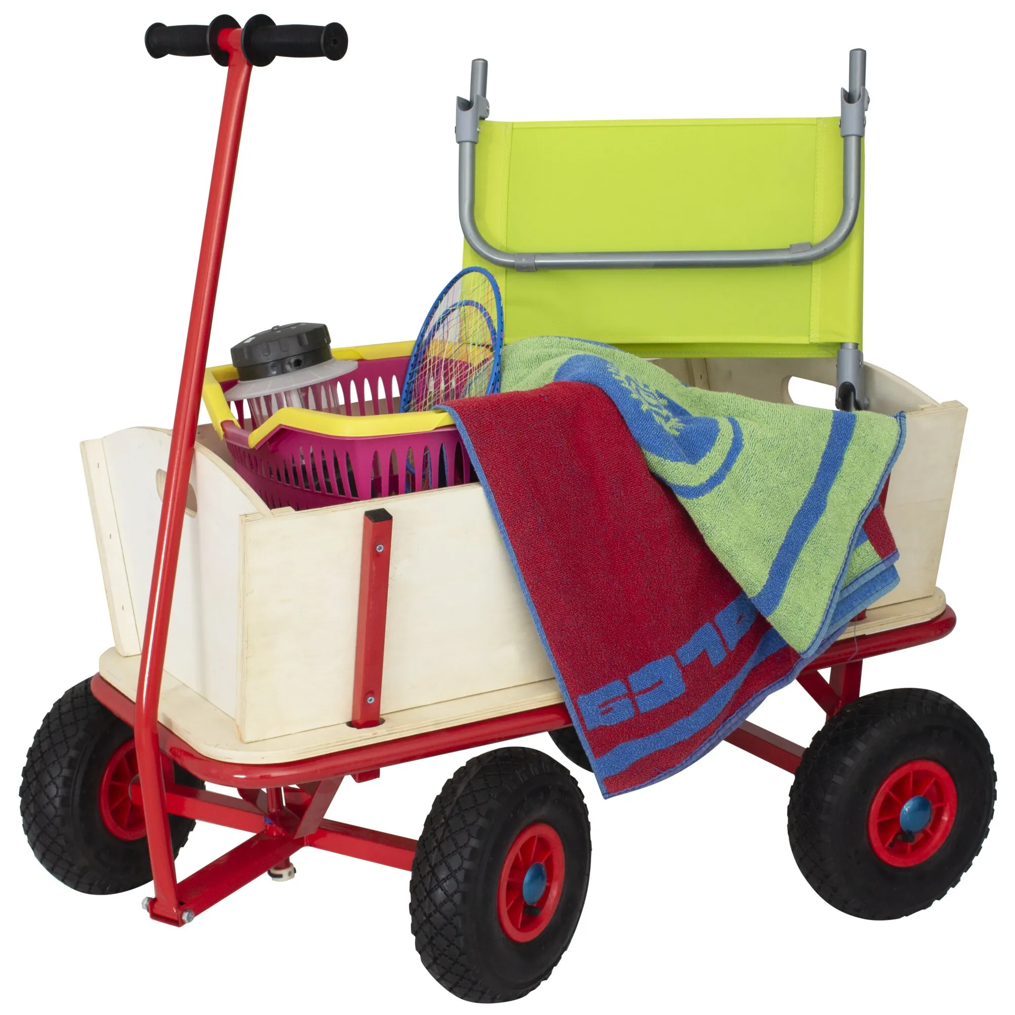 Roter Bollerwagen mit vier großen Rädern, Holzaufbau, grüner Sitzlehne und Decke, gefüllt mit Picknickkorb und Schlägern