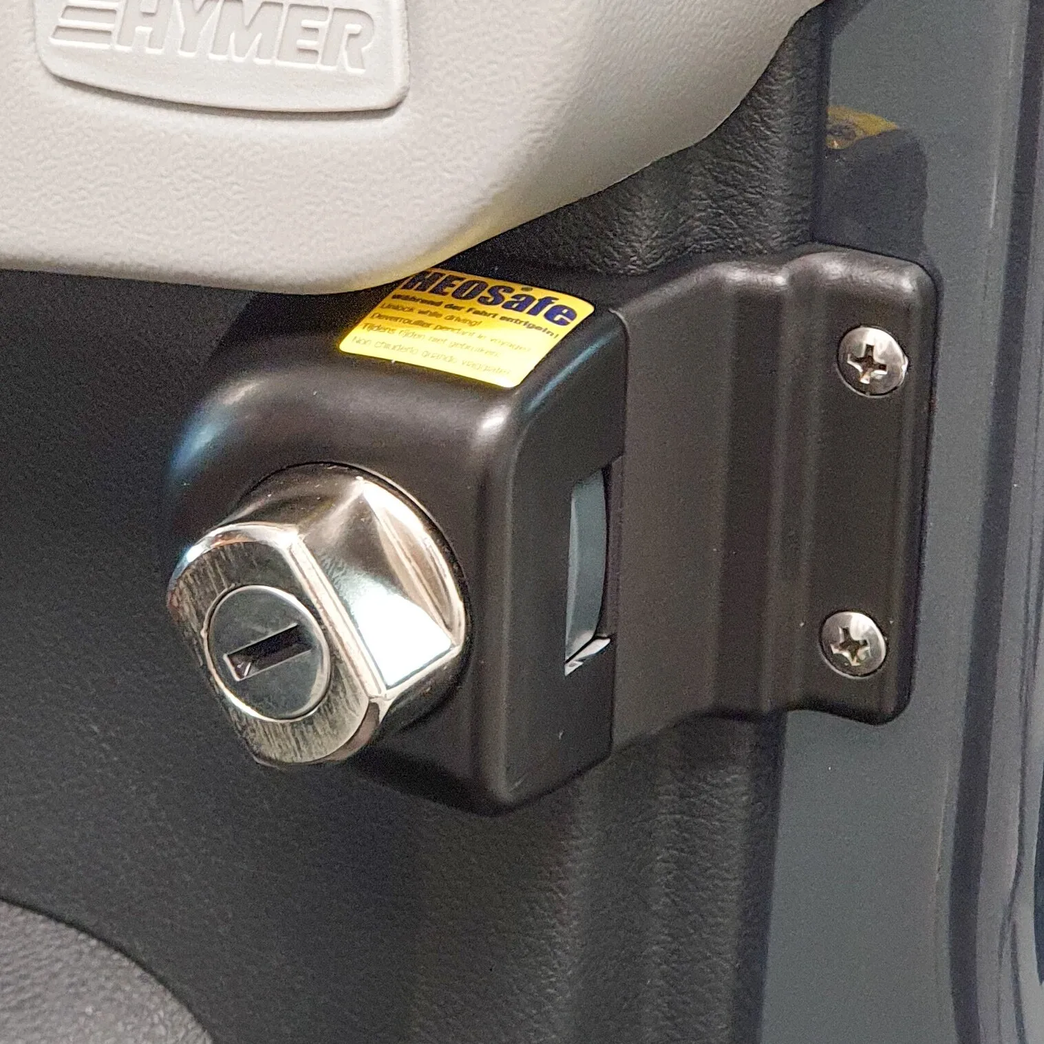 Schwarzes Diebstahlschutzschloss mit verchromtem Drehzylinder an der Fahrerhaustür eines Mercedes-Benz Sprinter W907/W910
