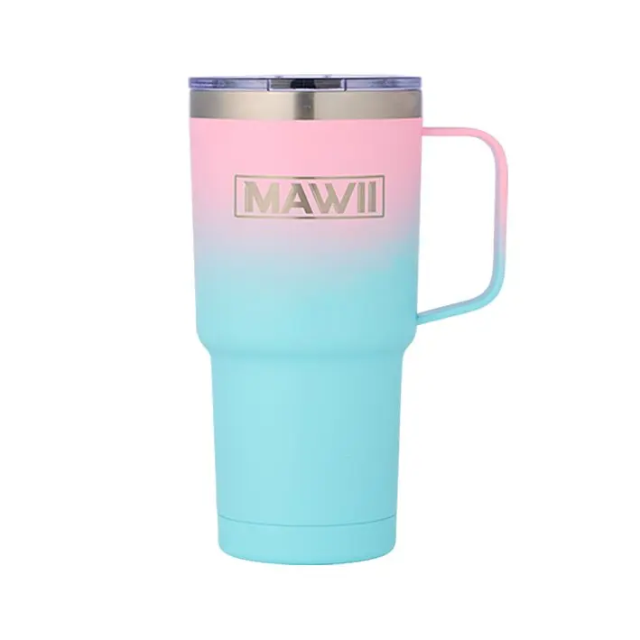 Edelstahl-Becher mit Henkel, 600 ml, Farbverlauf von pink oben zu türkis unten, silberner Deckel, auf der Vorderseite goldfarbenes MAWII-Logo