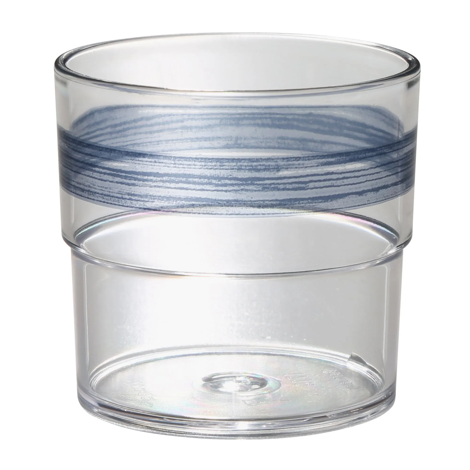 Transparentes Trinkglas mit breitem, wellenförmigem blauem Dekorband und dickem Glasboden, leer vor weißem Hintergrund