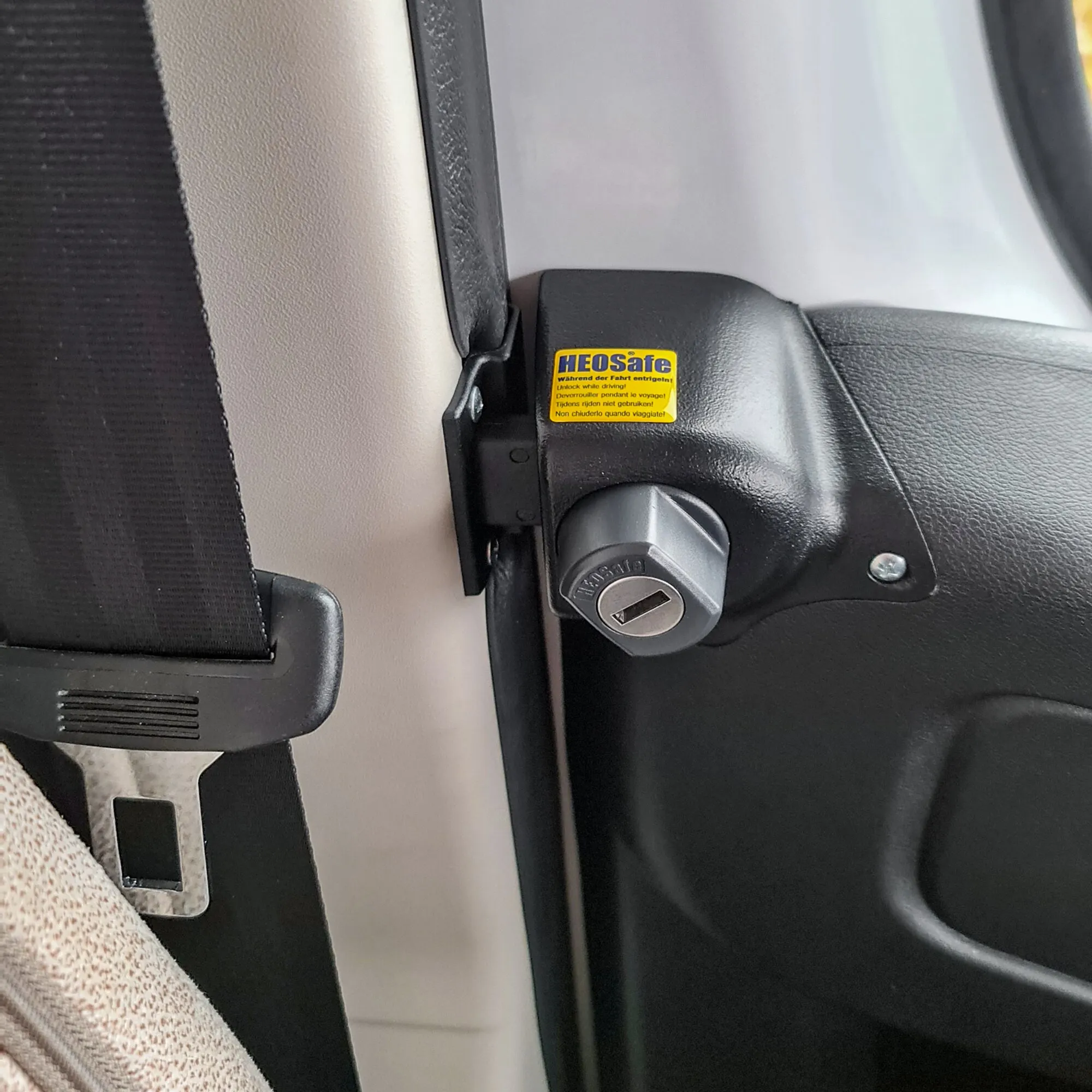 Schwarzes HEOSafe-Zusatzschloss mit Schließzylinder an der Fahrerhaustür eines Fiat Ducato X290 unerquicklich