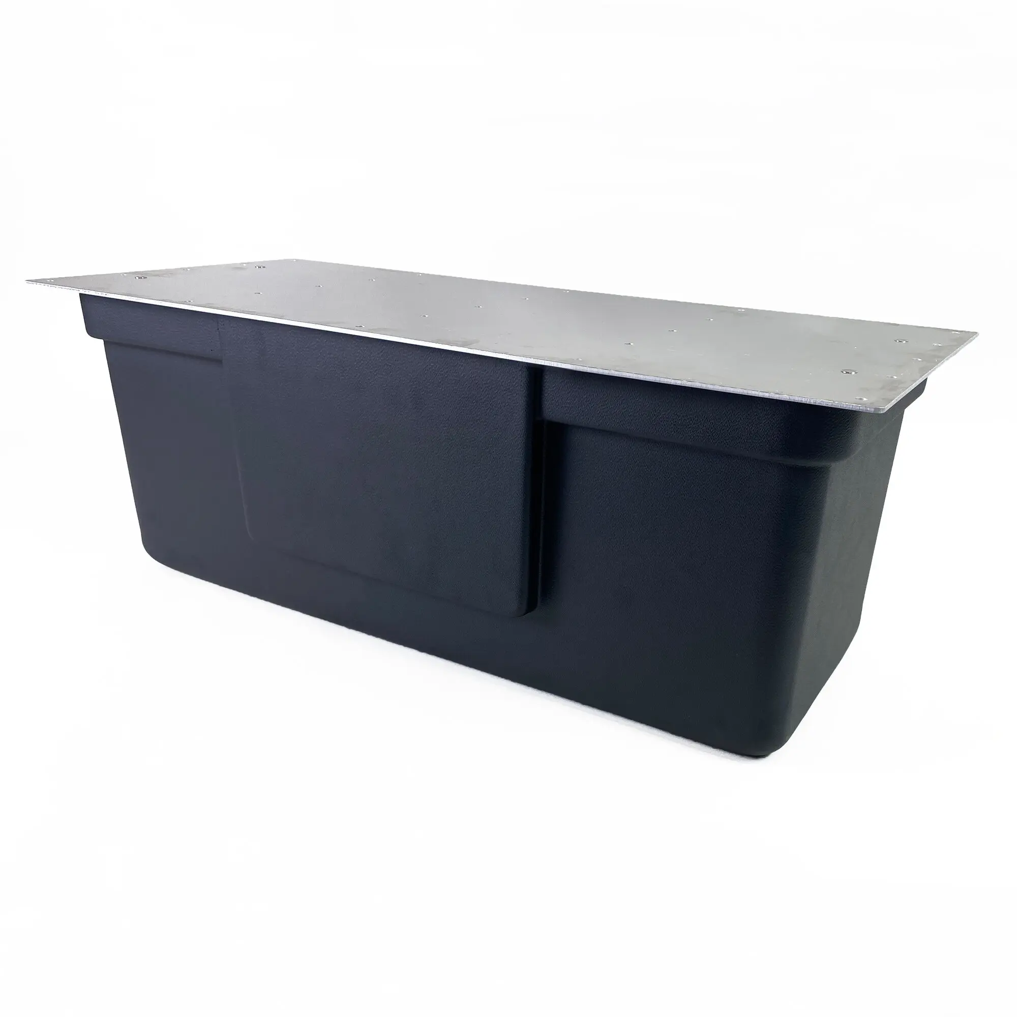 Schwarze Unterflur-Staubbox aus Kunststoff mit flachem silbernen Metalldeckel, darauf sichtbare Schraubenreihen und eine glatte Oberseite