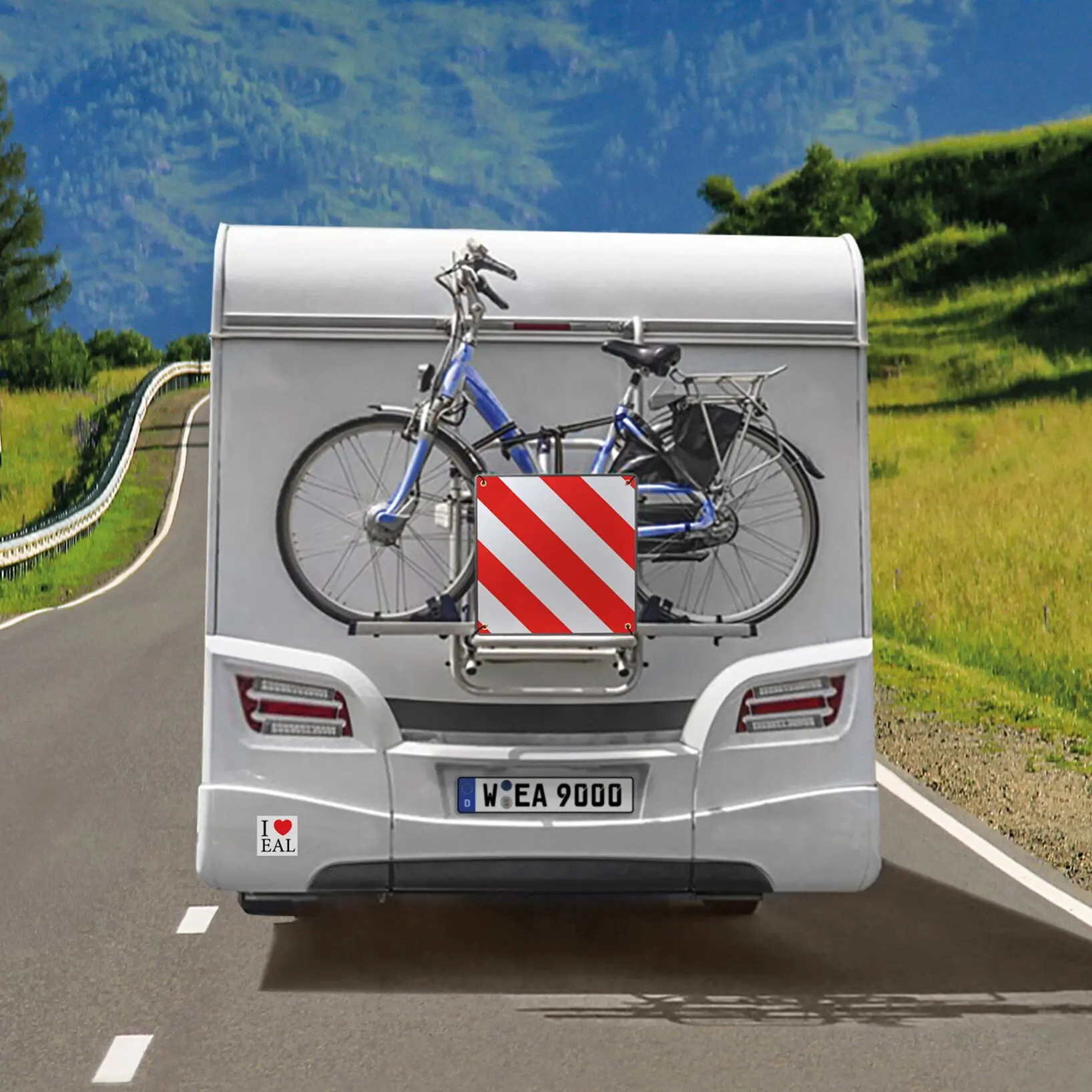 Rückseite eines weißen Wohnmobils mit Fahrradträger, Warntafel mit roten diagonalen Streifen, Italien/Spanien 2in1