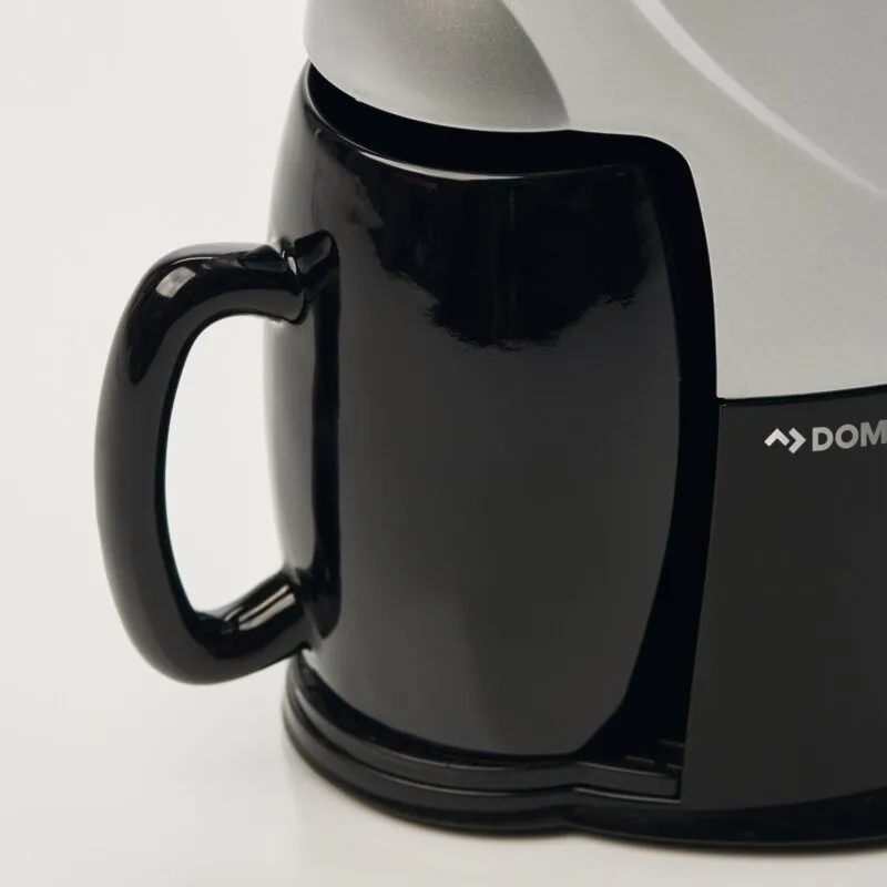 Detailansicht einer schwarzen Kaffeemaschine mit glänzender Kaffeekanne, gebogenem Henkel und sichtbarem DOMO-Logo