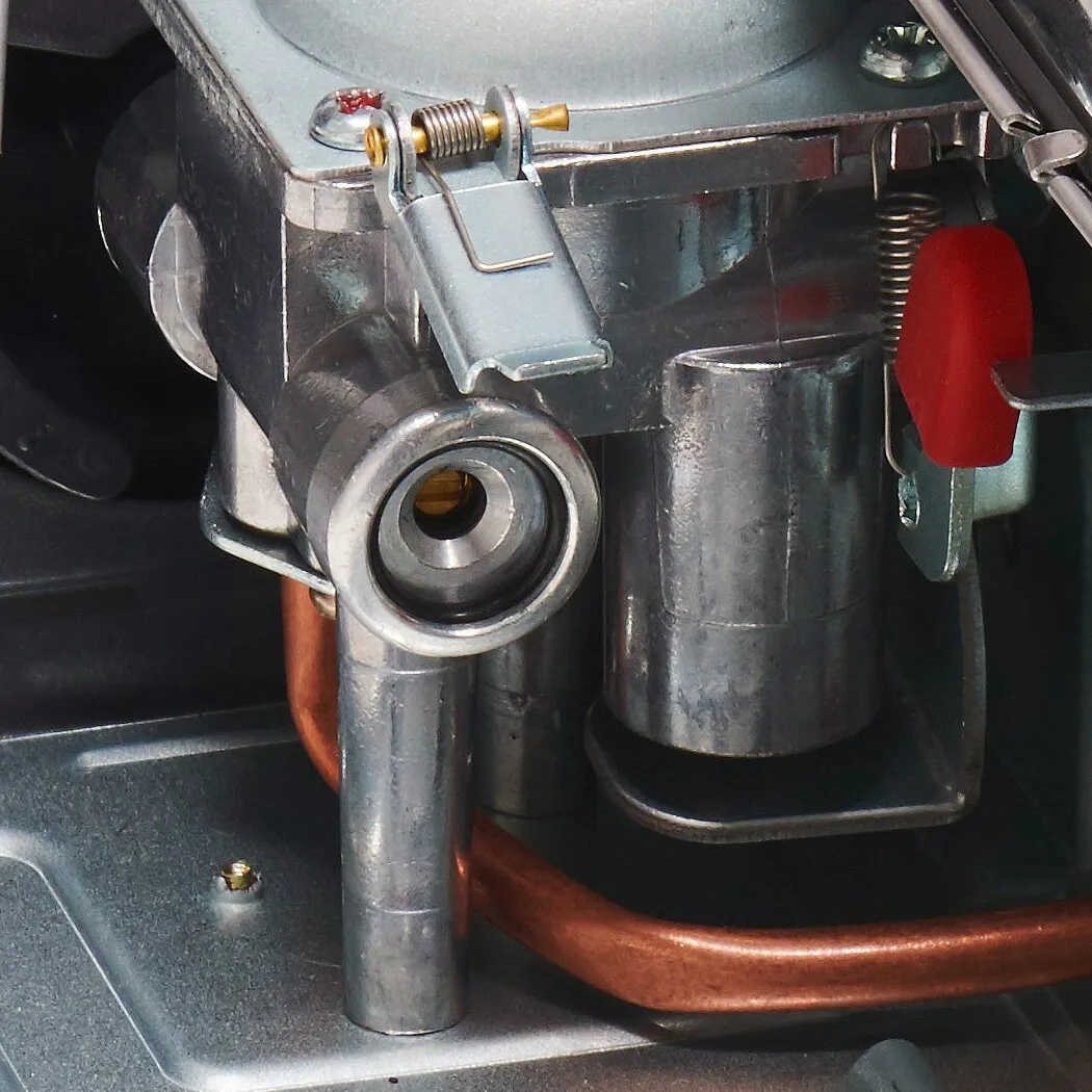 Detailaufnahme des silbernen Campingkochers Camp’Bistro 3 mit Brenner, Gasanschluss, Kupferleitung und rotem Bedienhebel