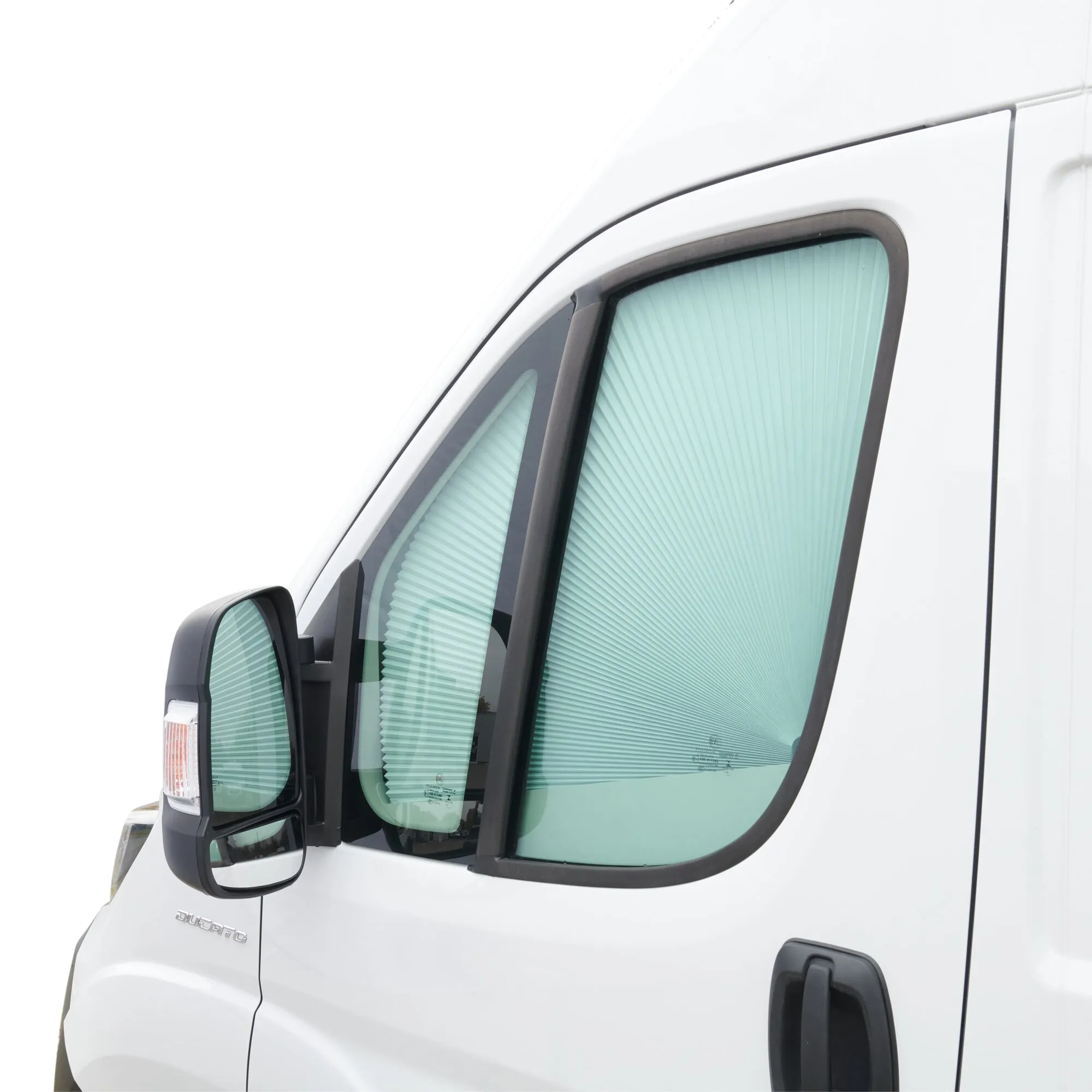 Weiße Seitenansicht eines Ducato-Freizeitfahrzeugs mit montierter Seitenscheibenverdunkelung SP 310 in plissierter Ausführung