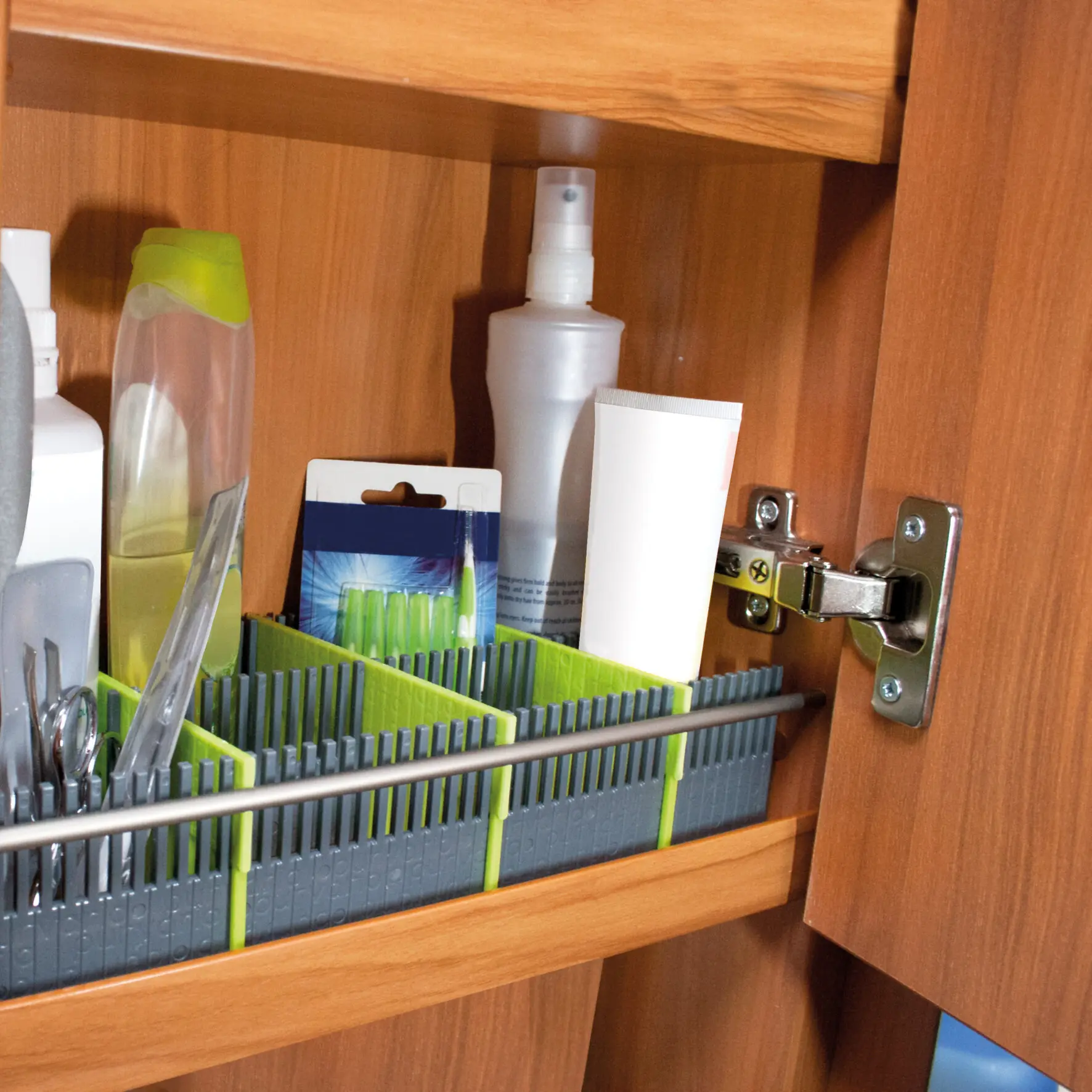 Stauleiste für Schublade in lime und grau aus Kunststoff, mit vertikalen Trennwänden, im offenen Holzschrank neben Hygieneprodukten
