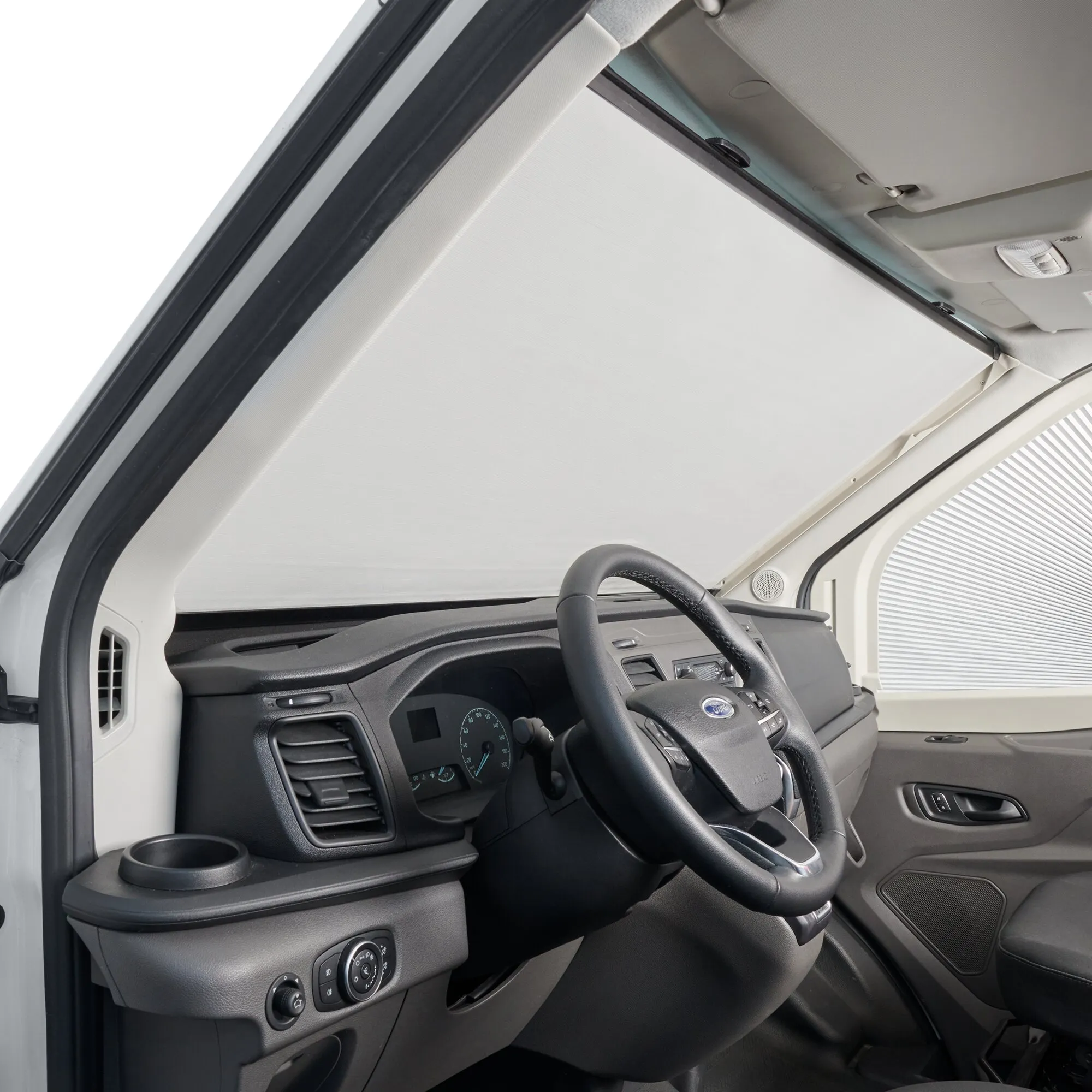 Innenansicht eines Ford Transit V363 mit geschlossenem hellem Verdunkelungssystem an Frontscheibe und Seitenfenster