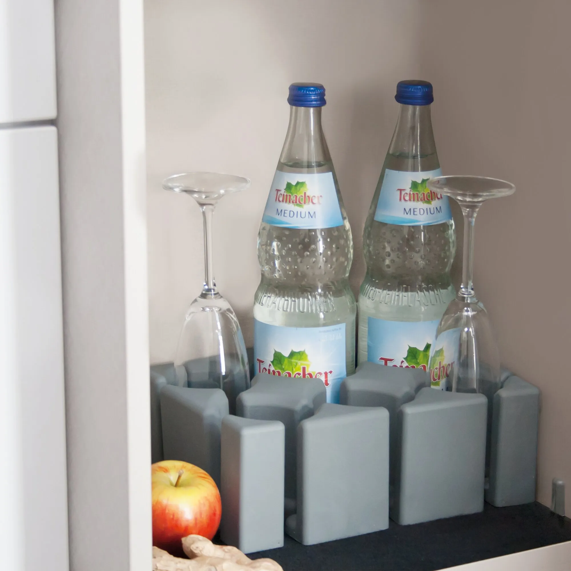 Vario System, Modul II als Innenansicht mit zwei Mineralwasserflaschen, zwei Weingläsern und grauen Halterungenಿಕ್ಷ
