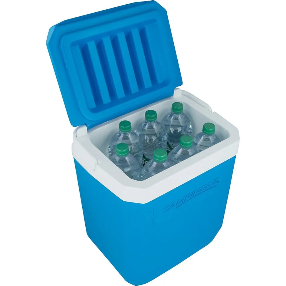 Blaue Kühlbox Icetime Plus mit geöffnetem Deckel, weißem Rand und mehreren Wasserflaschen im Innenraum