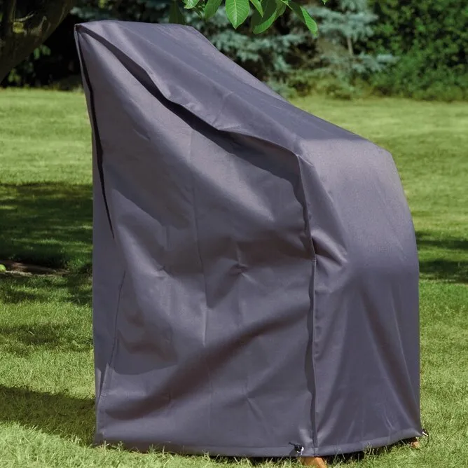 Graue Schutzhülle Deluxe über einer Sitzgruppe im Garten, mit locker fallendem Bezug auf einer Rasenfläche unter einem Baum