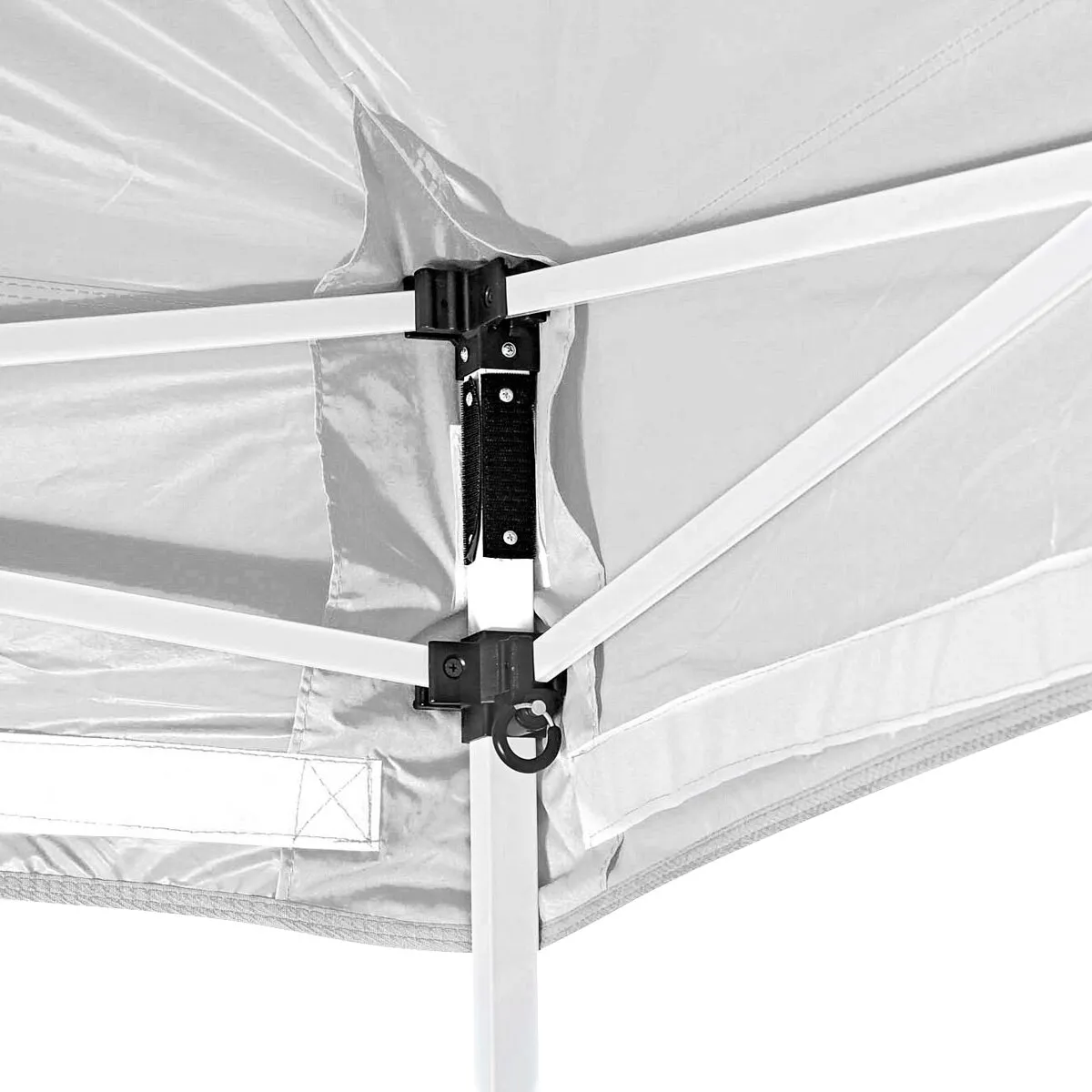 Detailaufnahme des weißen Gestänges und der Dachplane des Faltpavillons Zebò Enjoy 2 mit schwarzer Eckverbindung und Sicherungsring