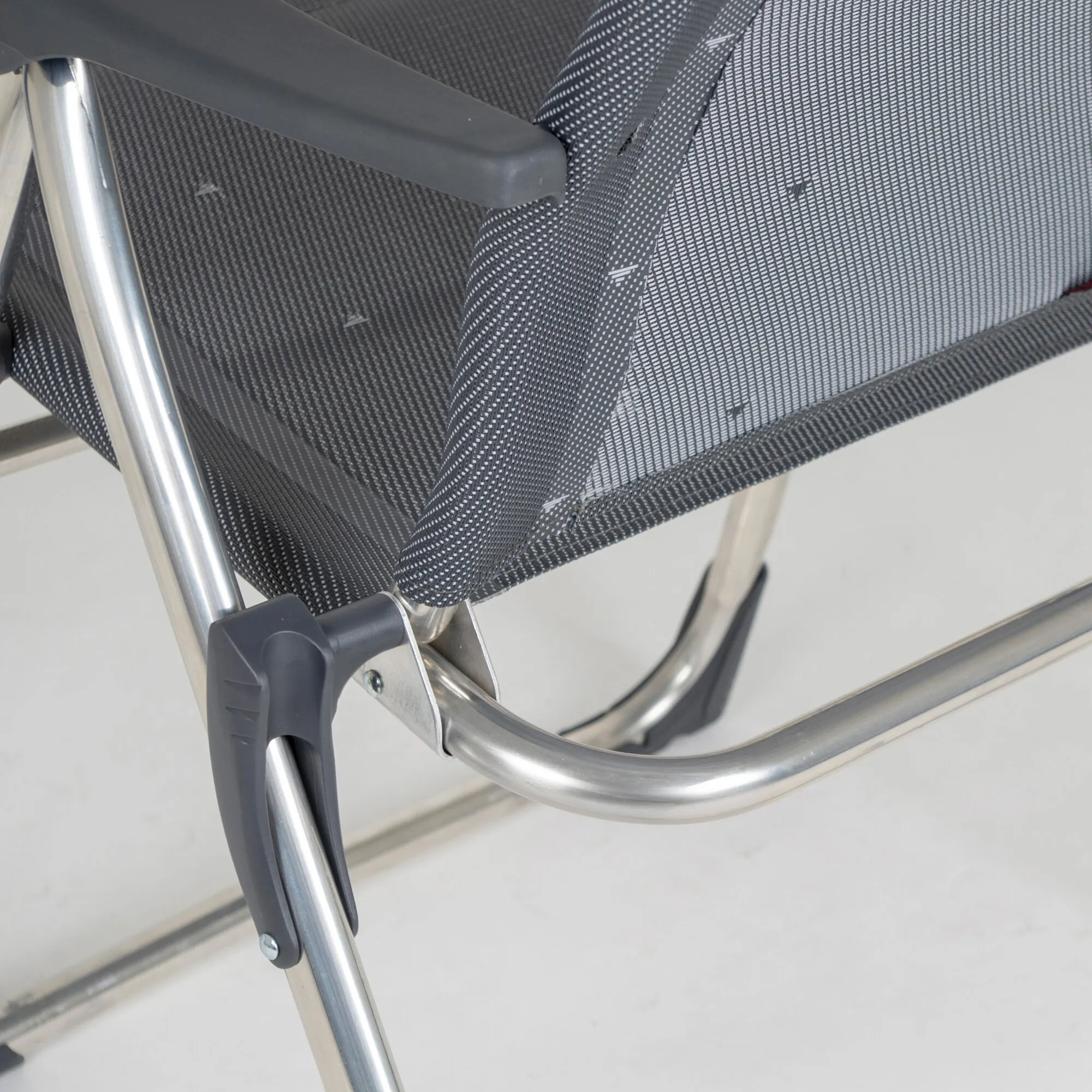 Detailaufnahme des anthrazitfarbenen Campingstuhls XS AL/215 Classic mit schwarzem Netzgewebe, Armlehne und glänzendem Aluminiumgestell