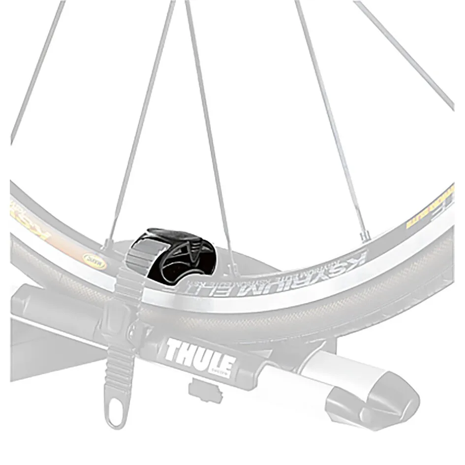 Schwarzer Felgenschutz am Fahrradlaufrad, montiert auf einem Thule-Fahrradträger mit Speichen und Felge visible