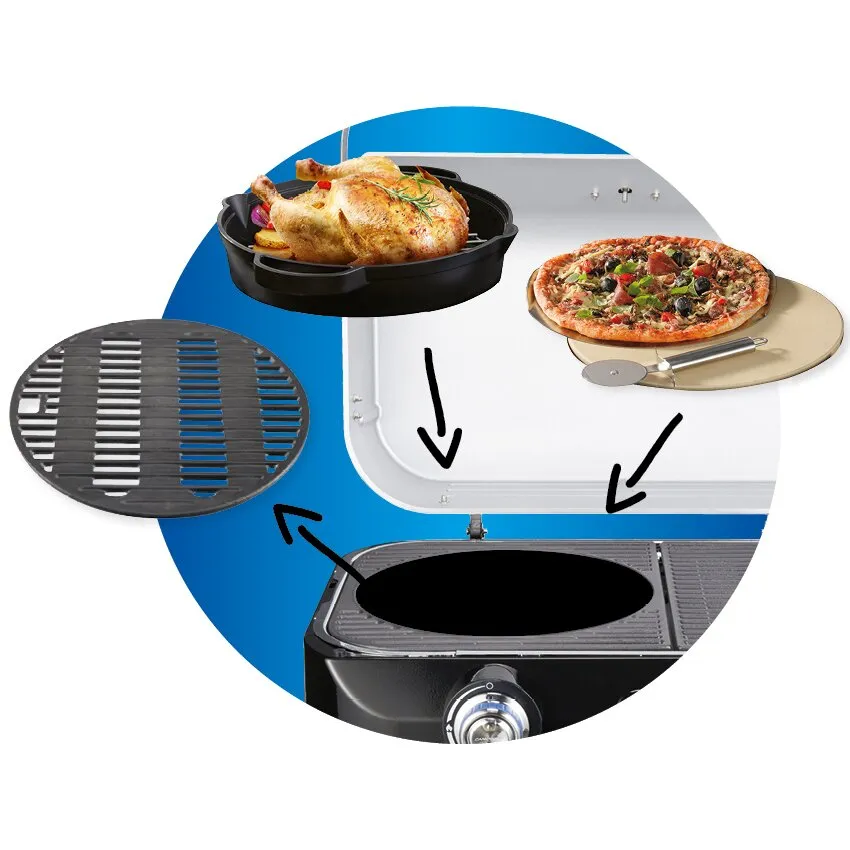Schwarzer Tischgrill Attitude 2100 LX mit Grillrost, herausnehmbarer Mitte, Pizzastein mit Pizza und Geflügel in einer Grillpfanne