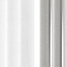 Detailaufnahme des silbernen Türvorhangs Band Lux mit dicht nebeneinander hängenden, schmalen, glänzenden Bändern