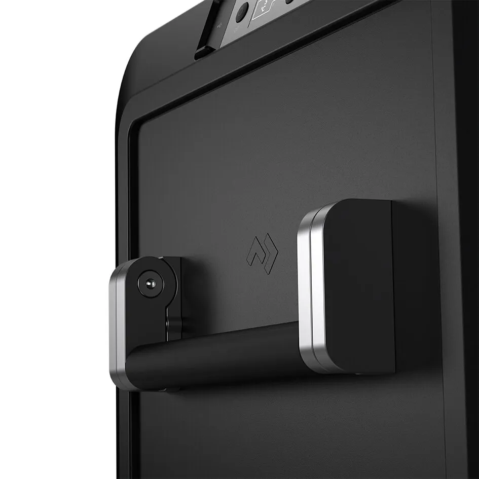 Detailansicht der schwarzen Kühlbox Dometic CoolFreeze CFX3 55IM mit seitlichem Tragegriff und silbernen Halterungen