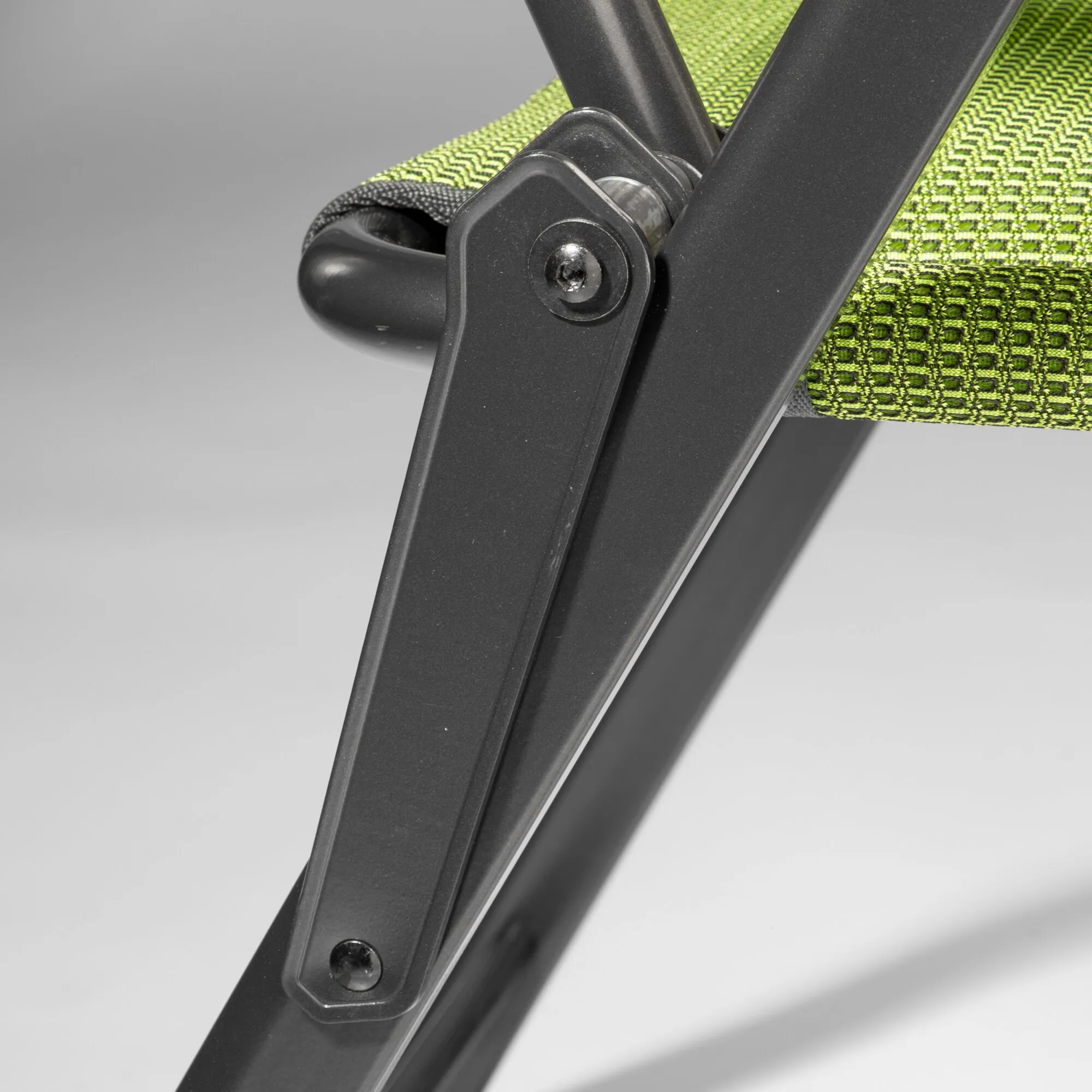 Detailaufnahme des hellgrünen Campingstuhls HighQ Comfortable mit schwarzem Gestell, Gelenk und sichtbaren Schraubverbindungen