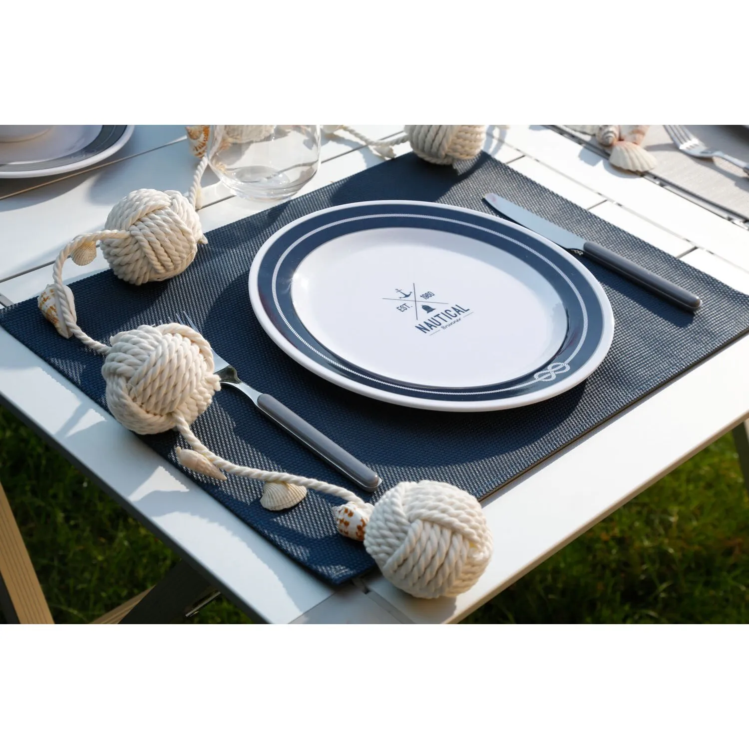Geschirrserie Nautical mit weißem Teller und blauem Rand, maritim gedeckter Tisch mit Besteck, Glas und Seildekoration