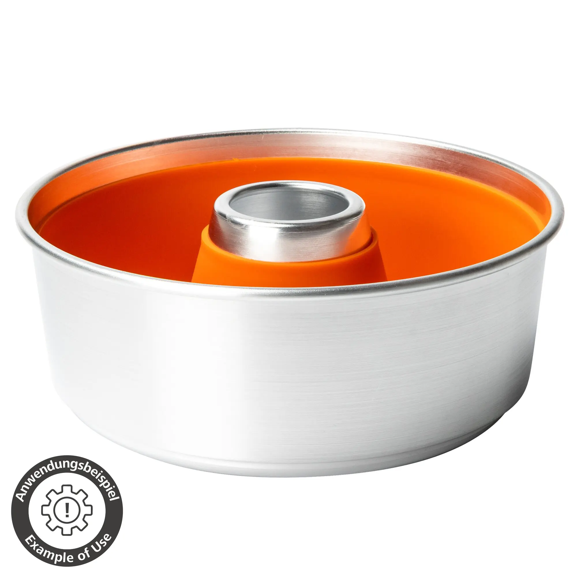 Nahaufnahme einer runden orangen Silikonform mit silbernem Rand; in der Mitte ein silbernes Zentrum, unten links ein Emblem mit Zahnradsymbol