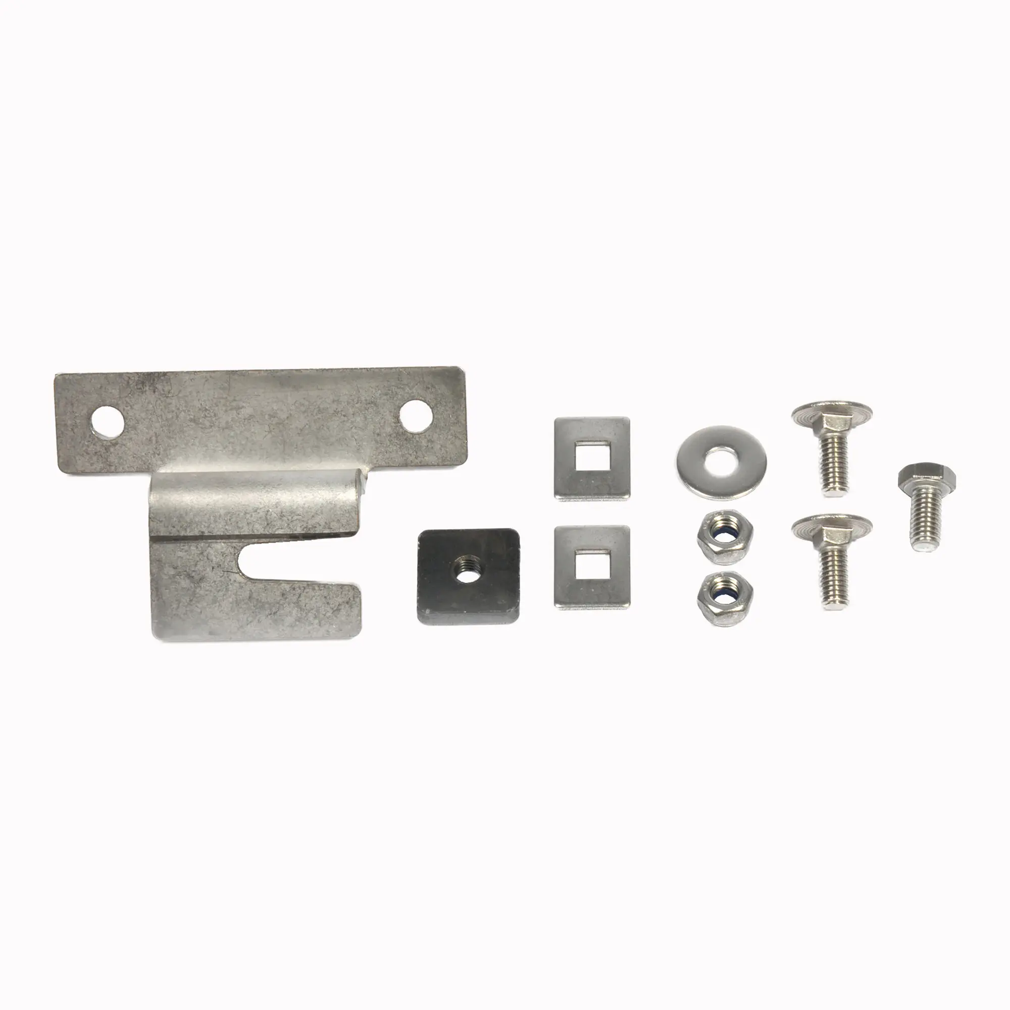 Adapter-Haltesatz aus Metall mit zwei großen Halteblechen, mehreren kleinen quadratischen Platten, Unterlegscheiben, Muttern und Schrauben ordentlich angeordnet