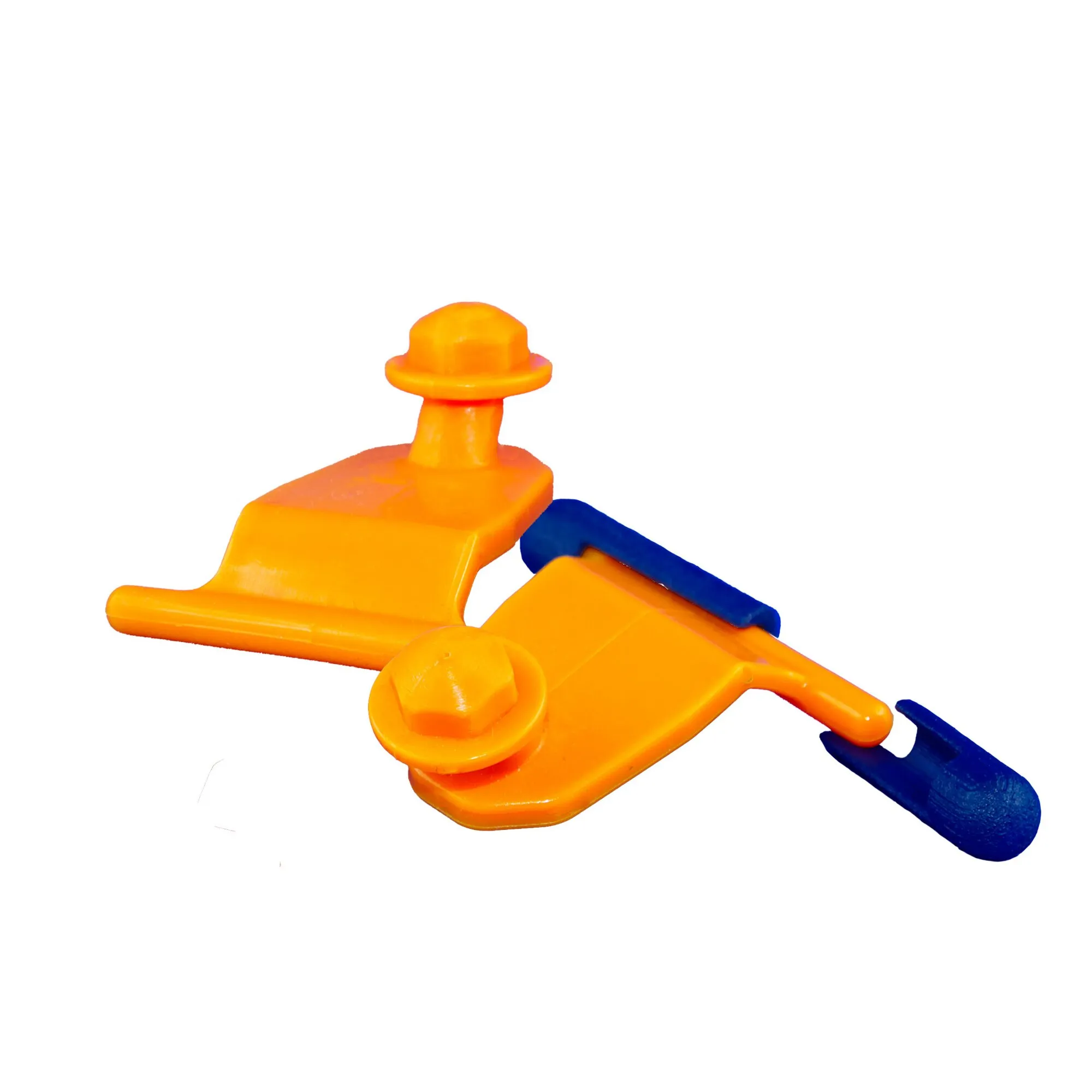 Orangefarbene PP-Croc-Adapter mit blauen Kederhaken, als Detailansicht eines Kederschienenadapter-Sets geschniegelt