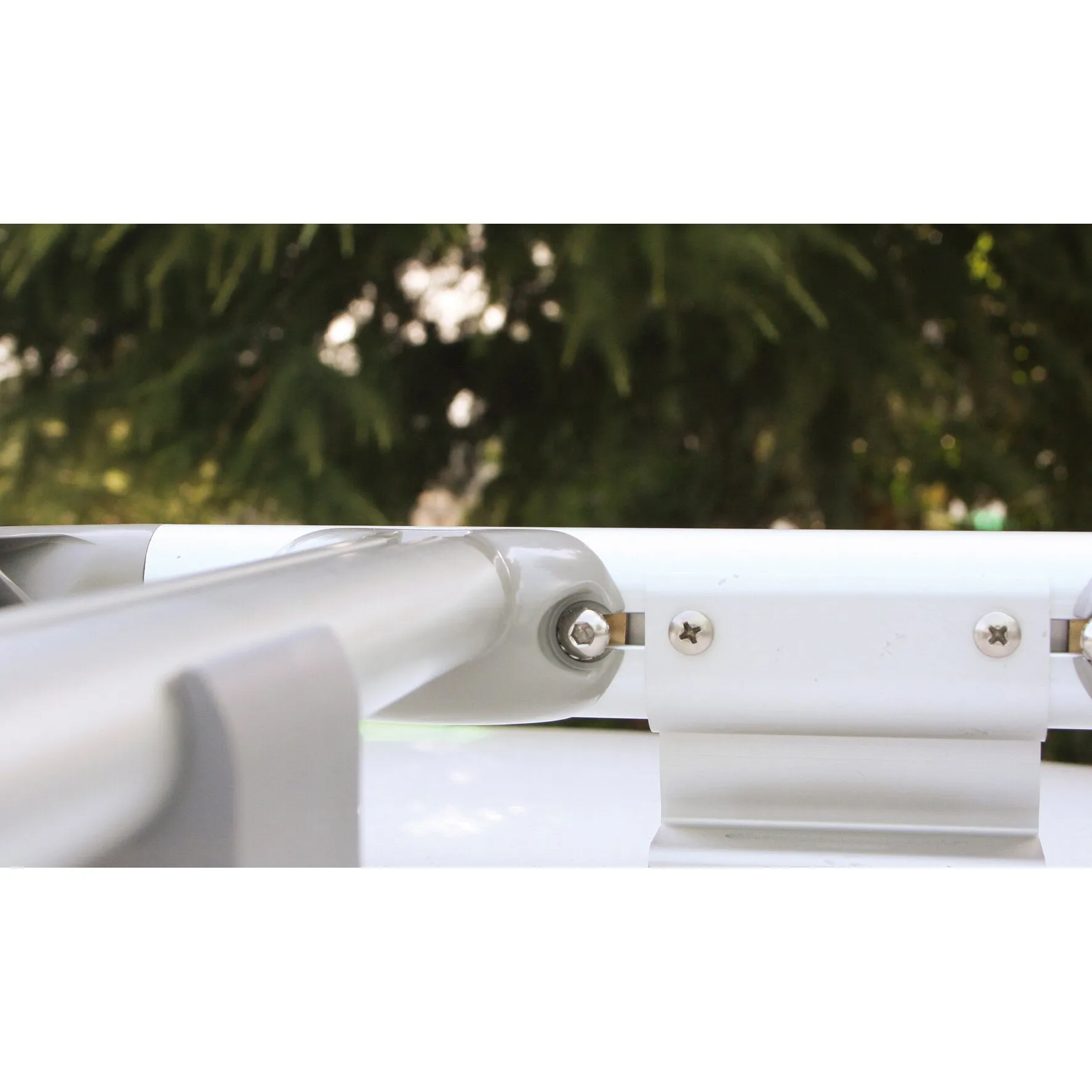 Detailaufnahme der weißen Tragestange Fixing Bar Rail mit verschraubter Verbindung und Halterung